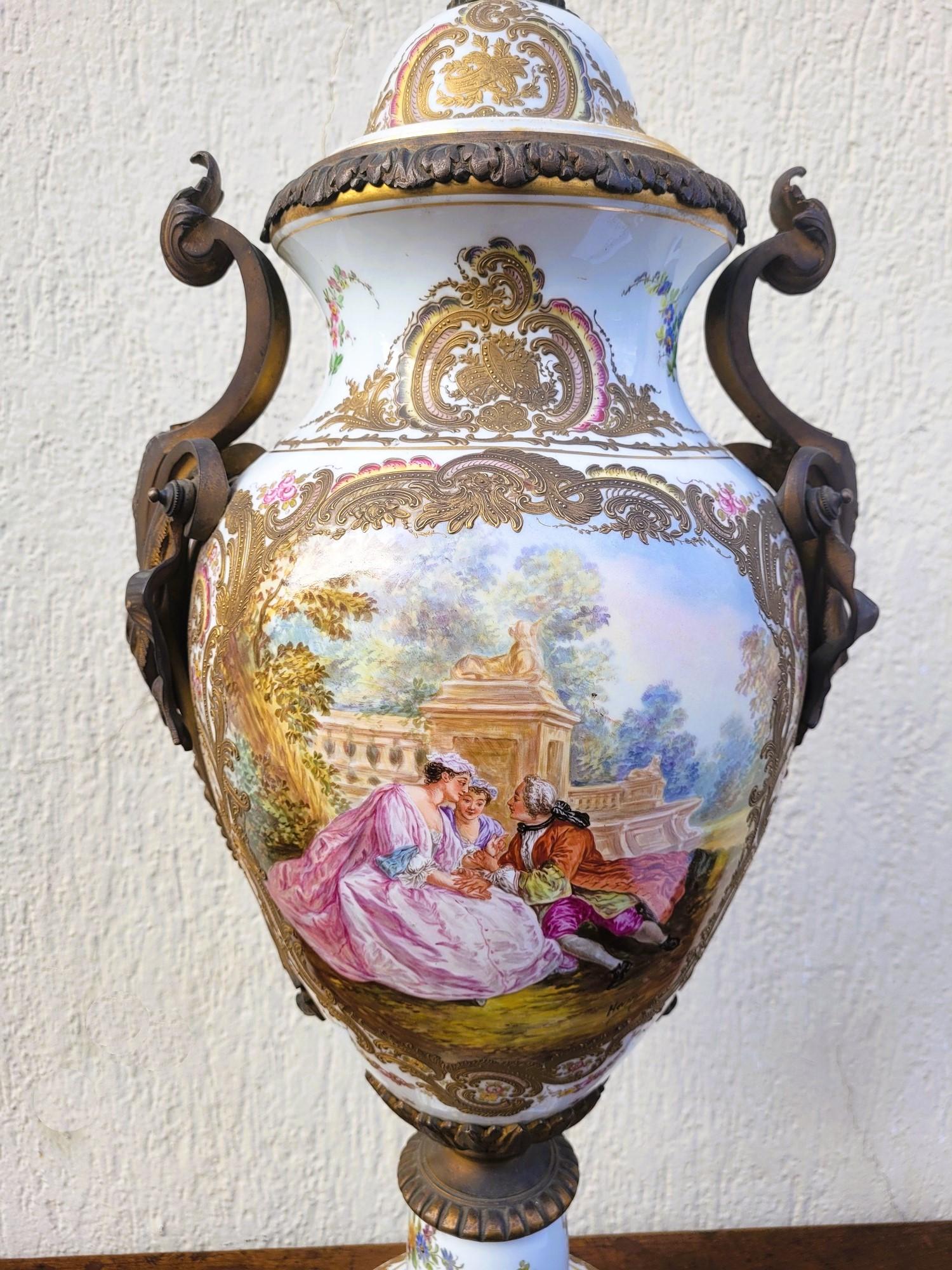 Louis XVI Grand vase rotatif en porcelaine et bronze, Sèvres, XIXe siècle en vente