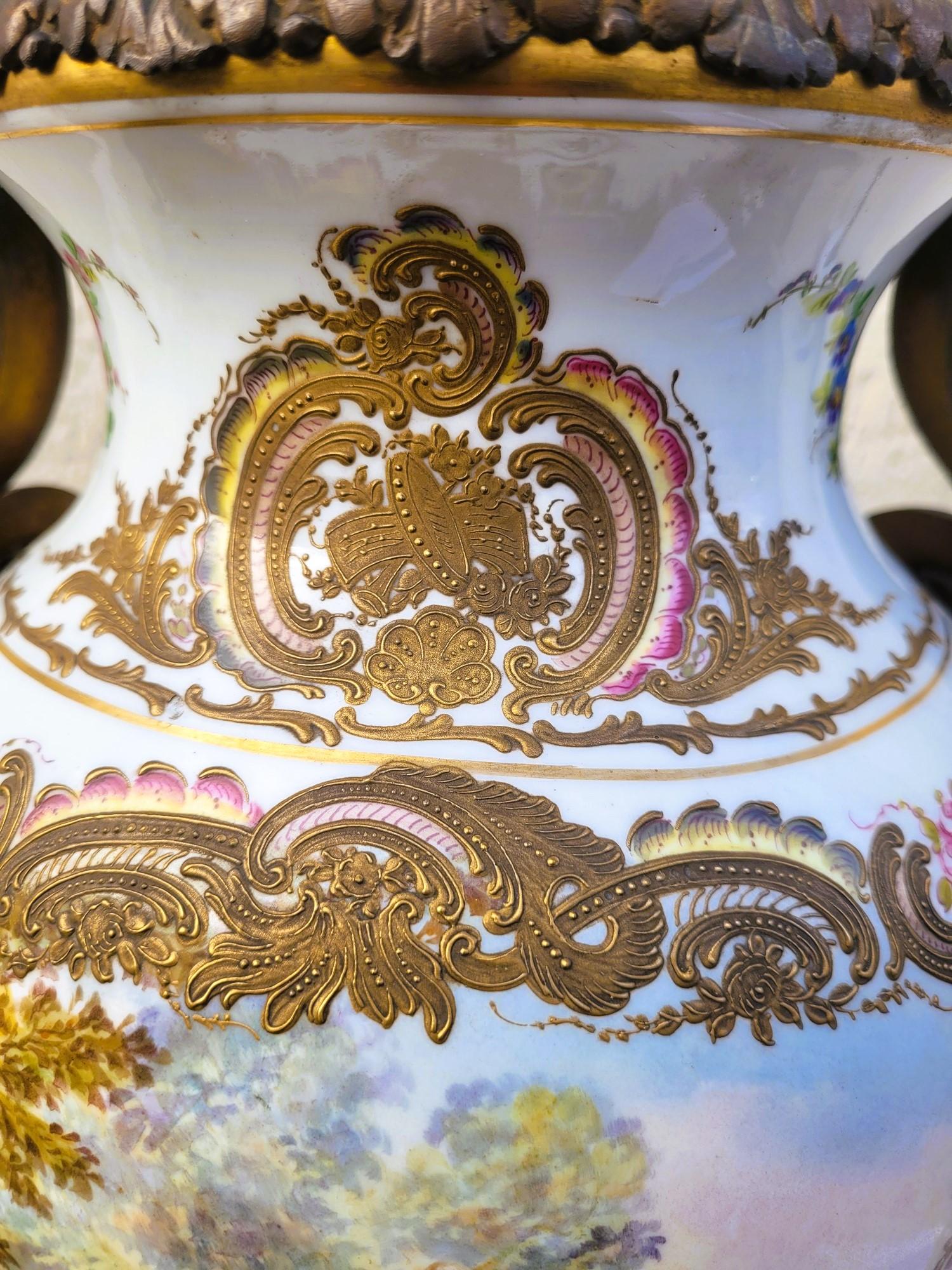 Français Grand vase rotatif en porcelaine et bronze, Sèvres, XIXe siècle en vente