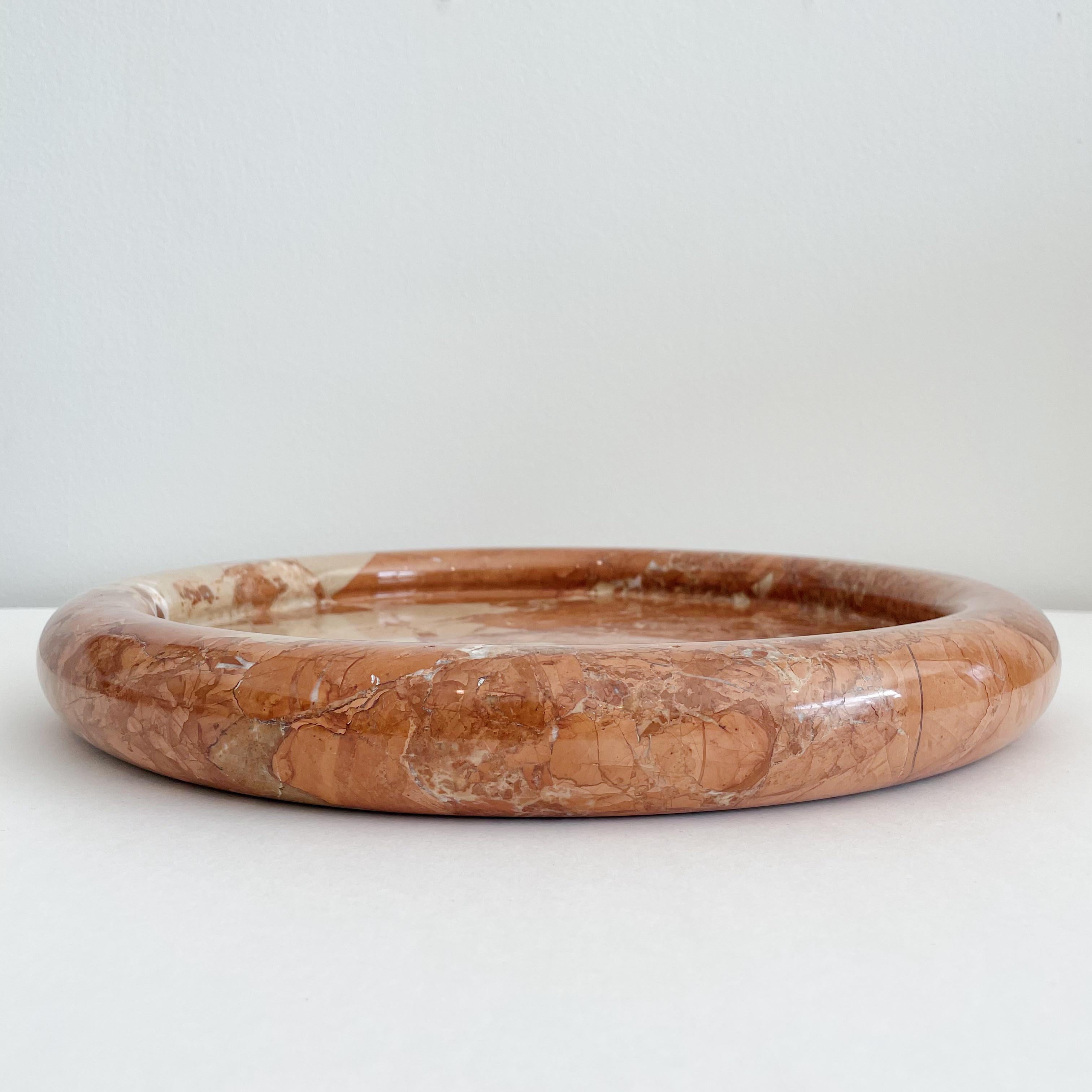 Large low-rimmed Rosa di Persia solid marble dish by Egidio Di Rosa and Pier Alessandro Giusti for Up&Up from the early 1970s. The veined rouge red earth colored solid marble dish is over a foot in diameter.