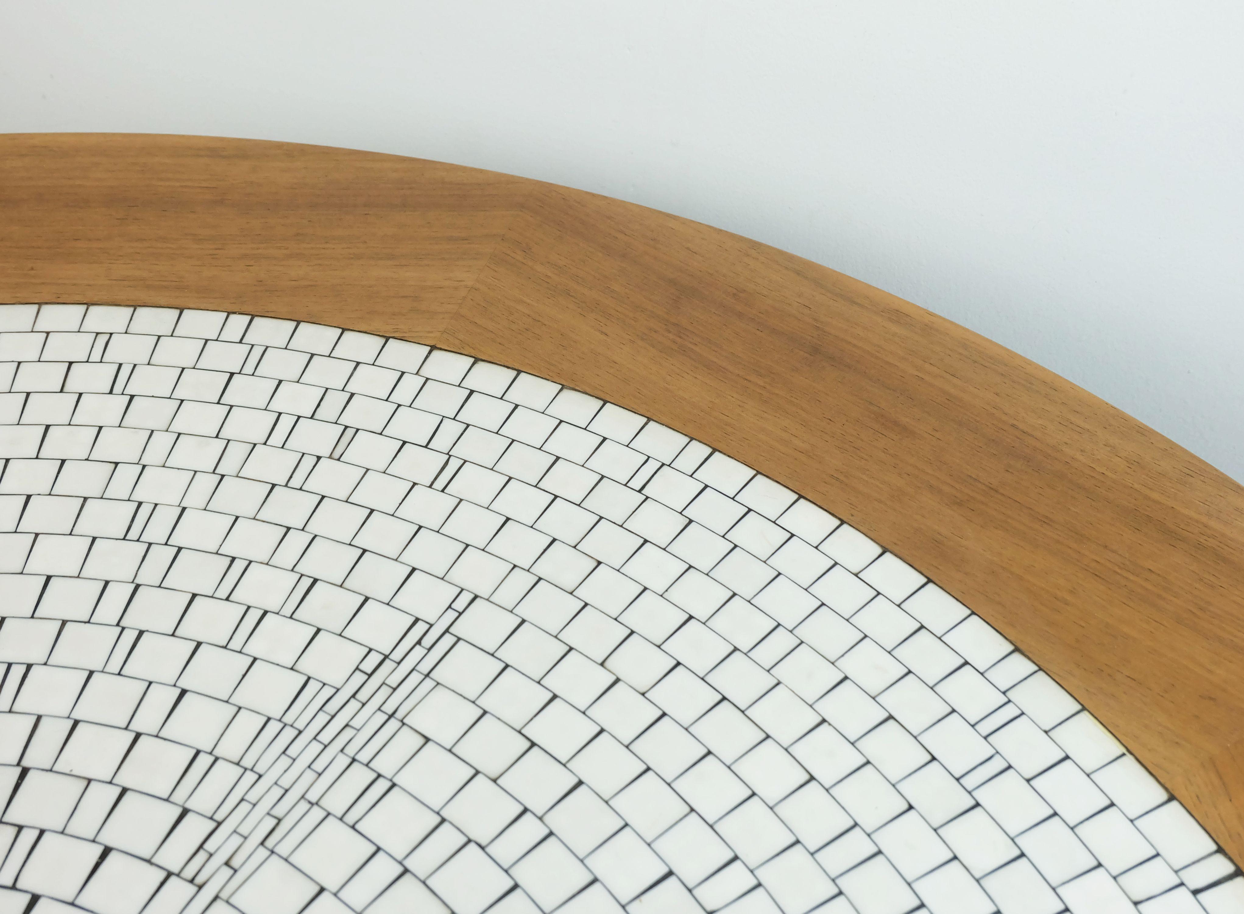 TAVOLO DA CAFFE' rotondo grande con piano in mosaico anni '60 Mosaico bianco Noce Base cromata in vendita 3