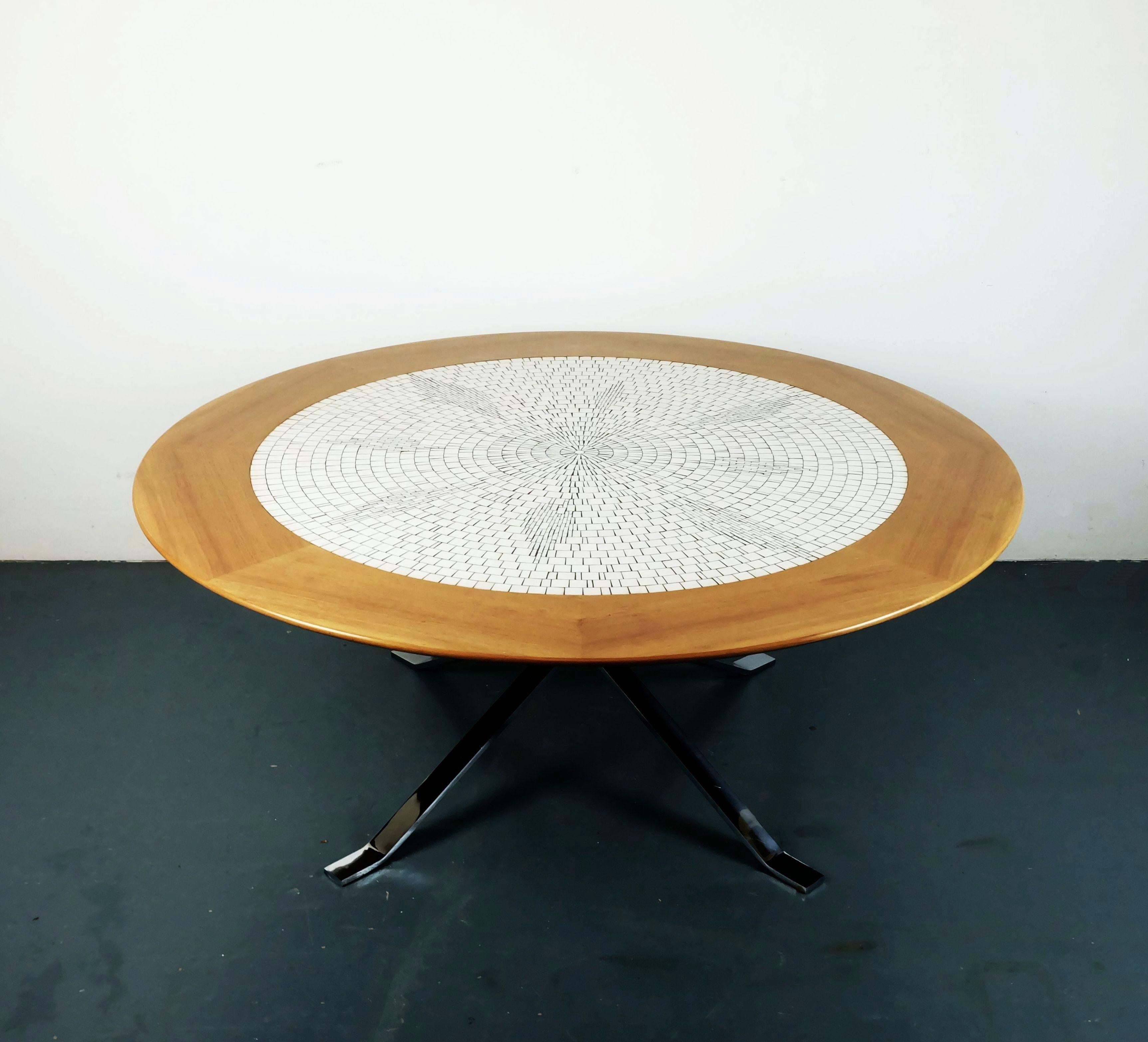 Tedesco TAVOLO DA CAFFE' rotondo grande con piano in mosaico anni '60 Mosaico bianco Noce Base cromata in vendita