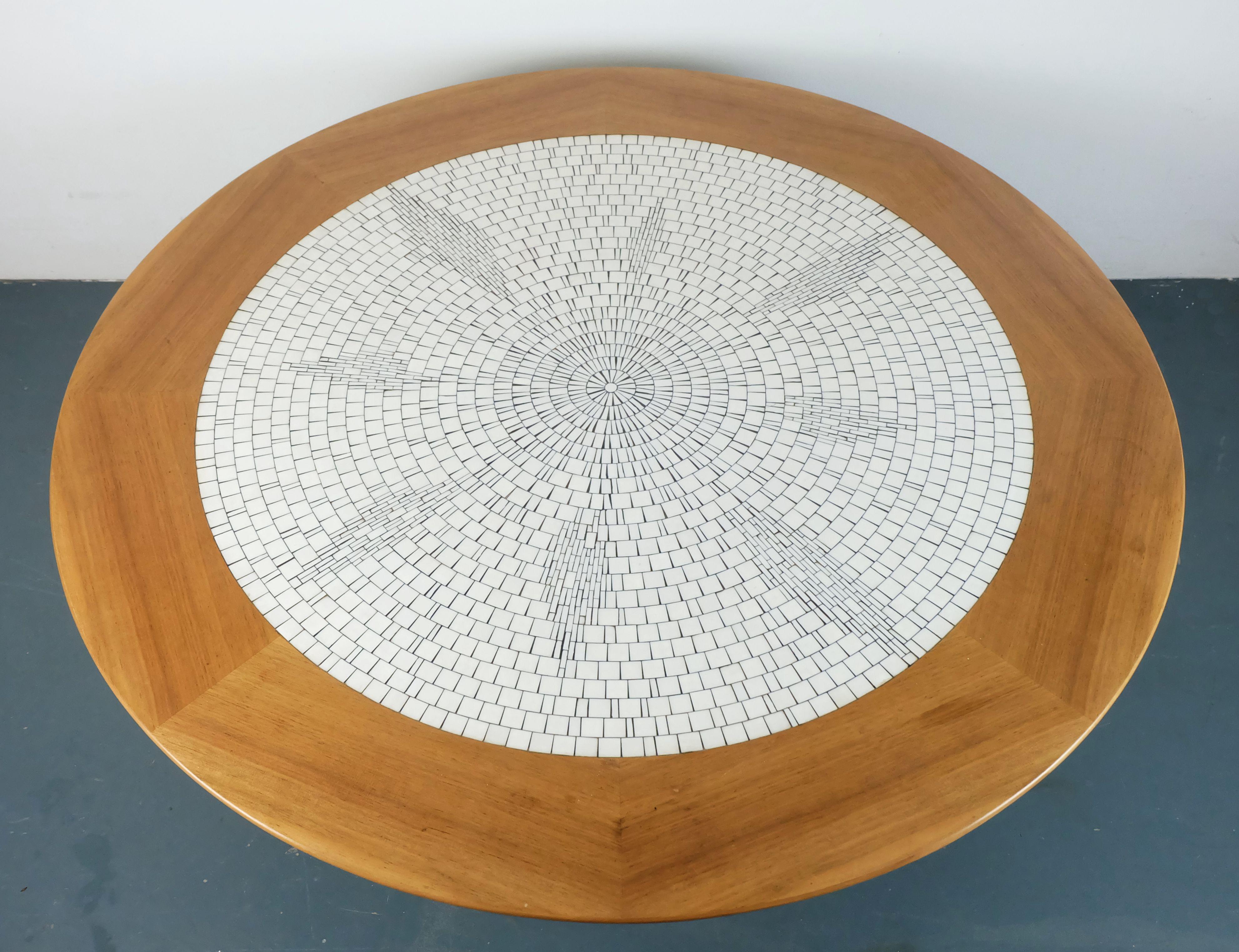 Metà XX secolo TAVOLO DA CAFFE' rotondo grande con piano in mosaico anni '60 Mosaico bianco Noce Base cromata in vendita