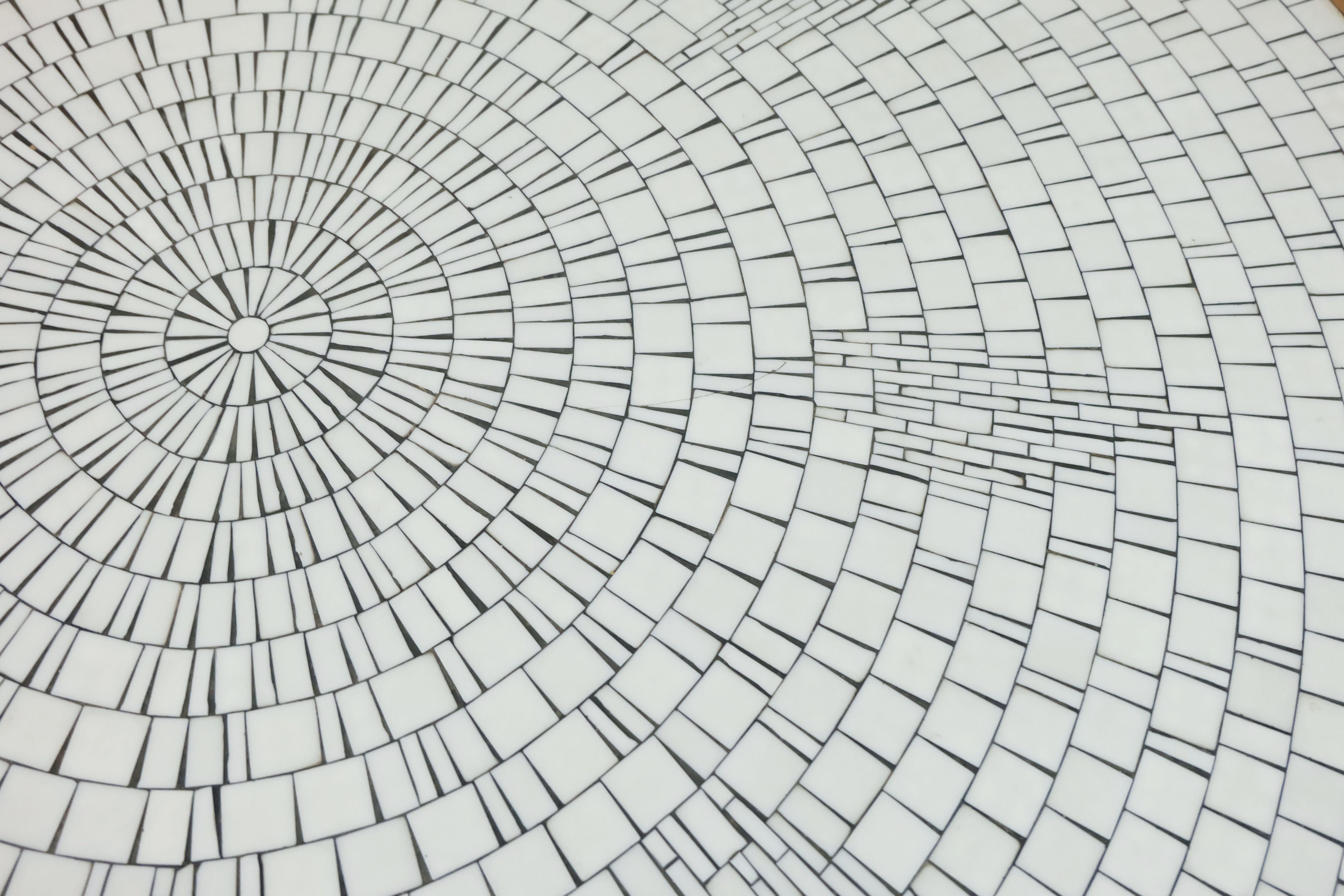 Ceramica TAVOLO DA CAFFE' rotondo grande con piano in mosaico anni '60 Mosaico bianco Noce Base cromata in vendita