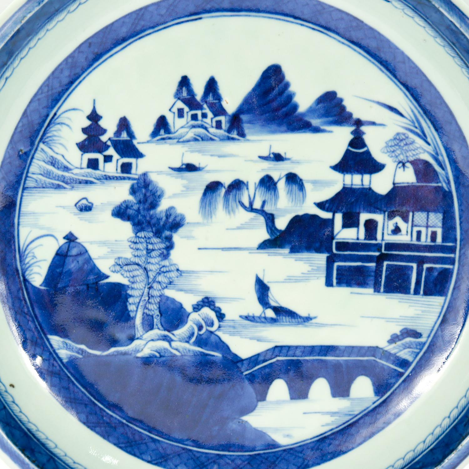 Large Round Antique Blue & White Canton Pattern Chinese Export Porcelain Serving In Good Condition For Sale In Philadelphia, PA