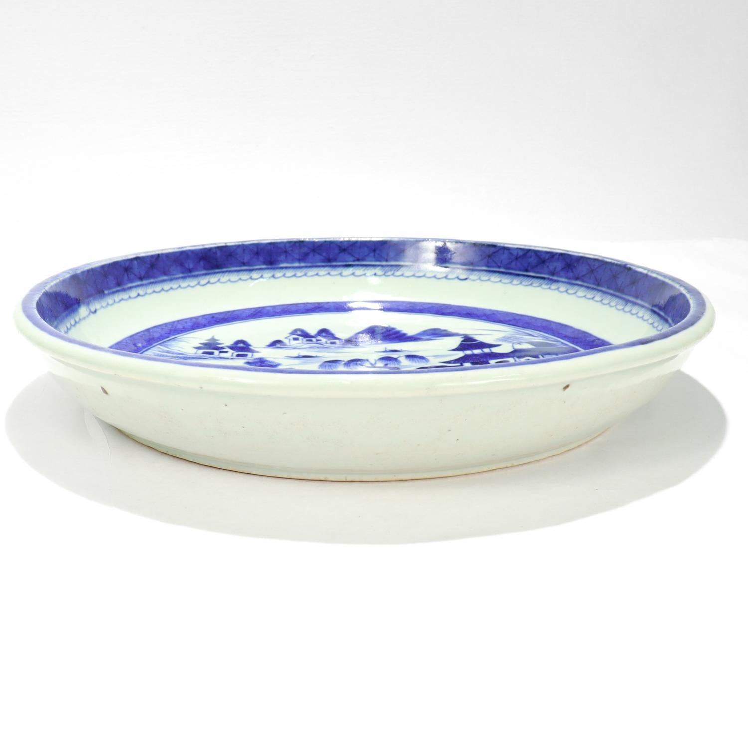 Large Round Antique Blue & White Canton Pattern Chinese Export Porcelain Serving For Sale 4