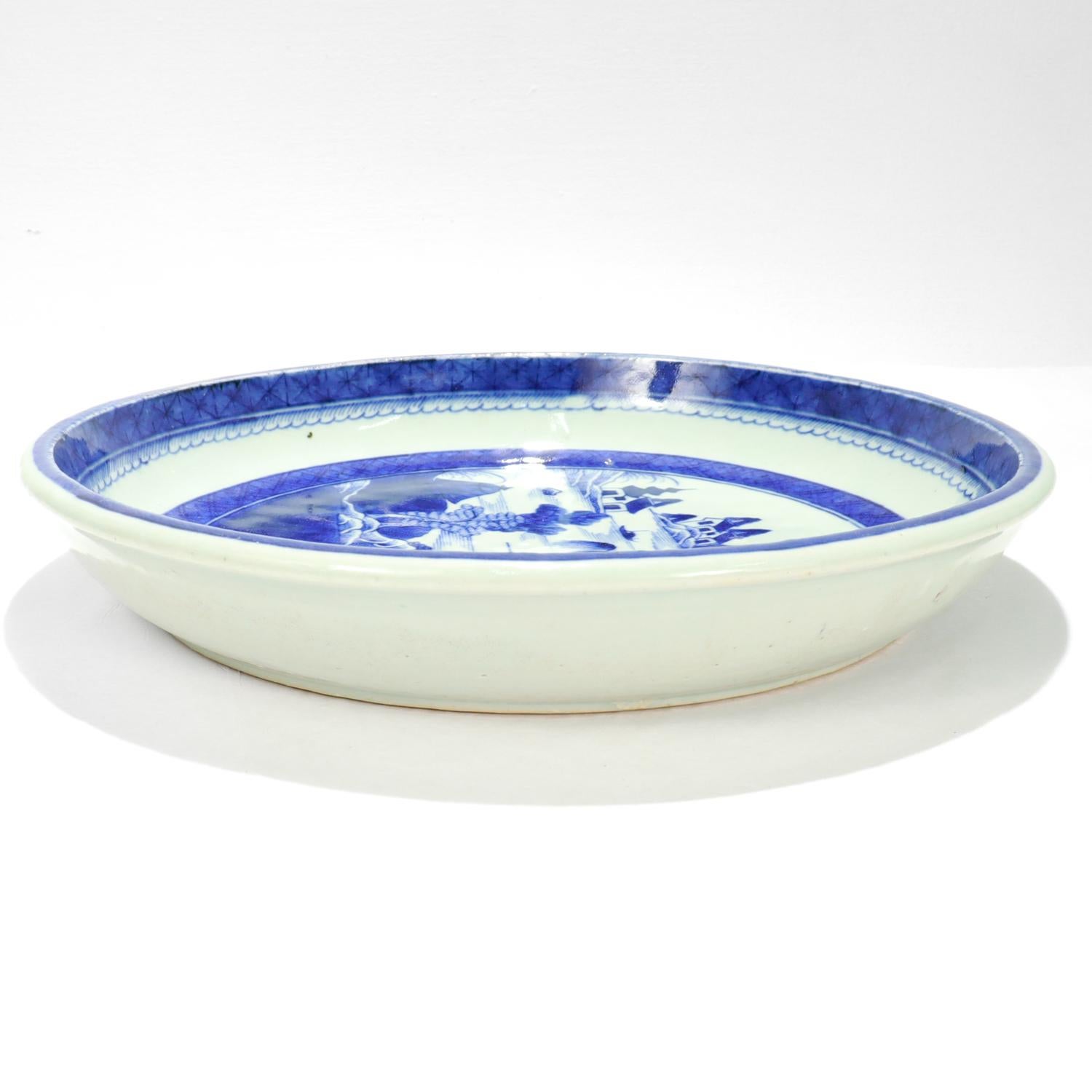 Large Round Antique Blue & White Canton Pattern Chinese Export Porcelain Serving For Sale 5