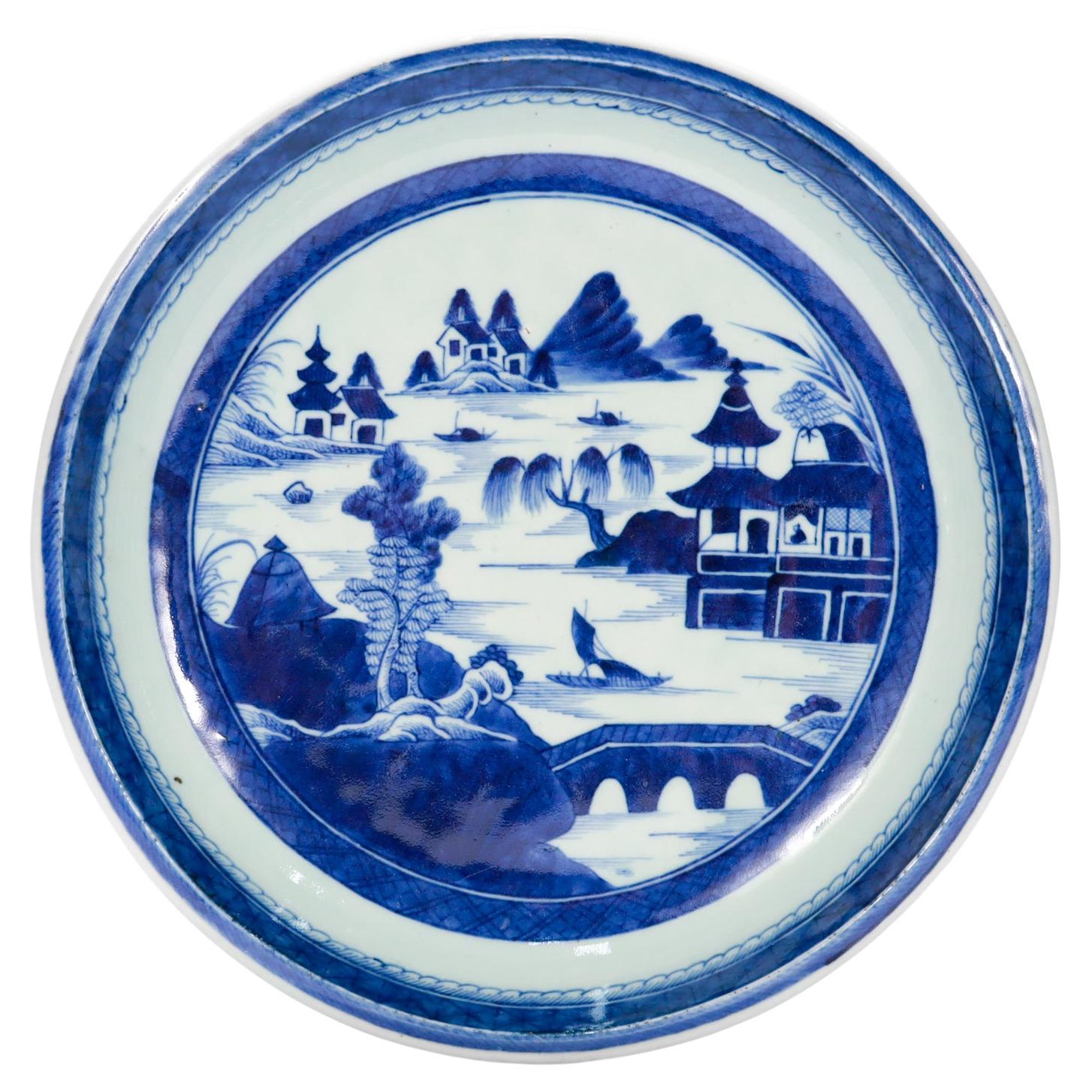 Grande piatto rotondo antico in porcellana cinese da esportazione con motivo Canton blu e bianco