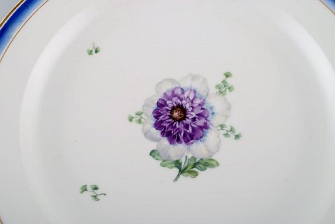 Large round antique Royal Copenhagen dish in hand painted porcelain with flowers and blue edge with gold. Model number 592/9042, late 19th century.
Measure: Diameter 36.5 cm.
1st factory quality.
In very good condition.
Stamped.