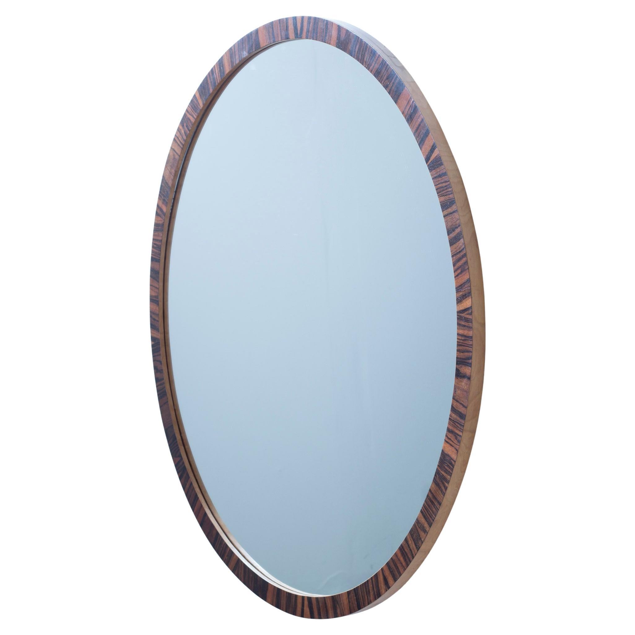 Specchio Art Deco nello stile di Axel Einar Hjorth. Progettato e realizzato in Svezia durante l'epoca della Swedish Grace, tra il 1920 e il 1930. Specchio rotondo di grandi dimensioni in legno di betulla e zebrano. Pezzo molto ben fatto e di