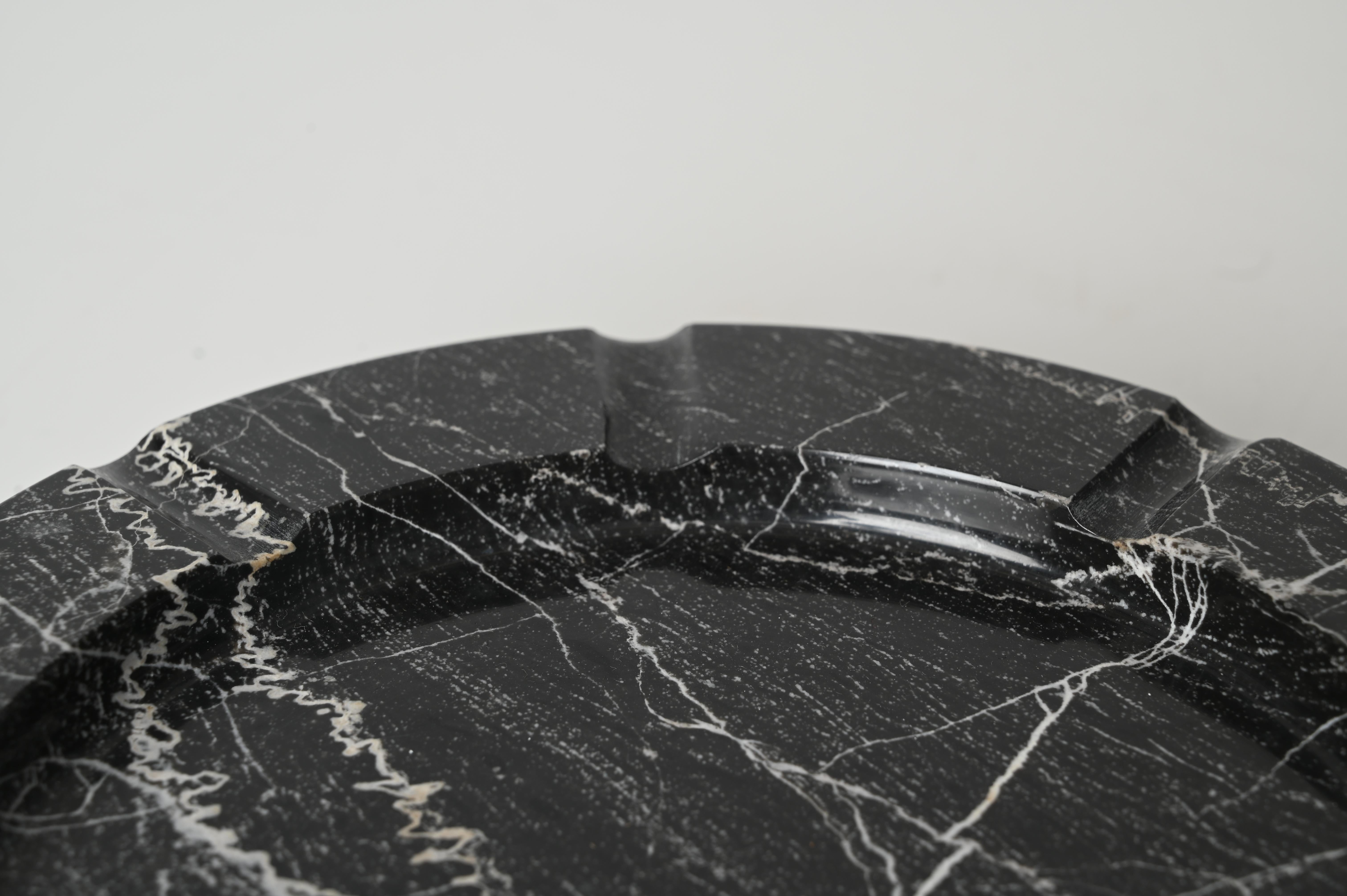 Grand cendrier rond en marbre noir par Angelo Mangiarotti, Italie, années 1970 2