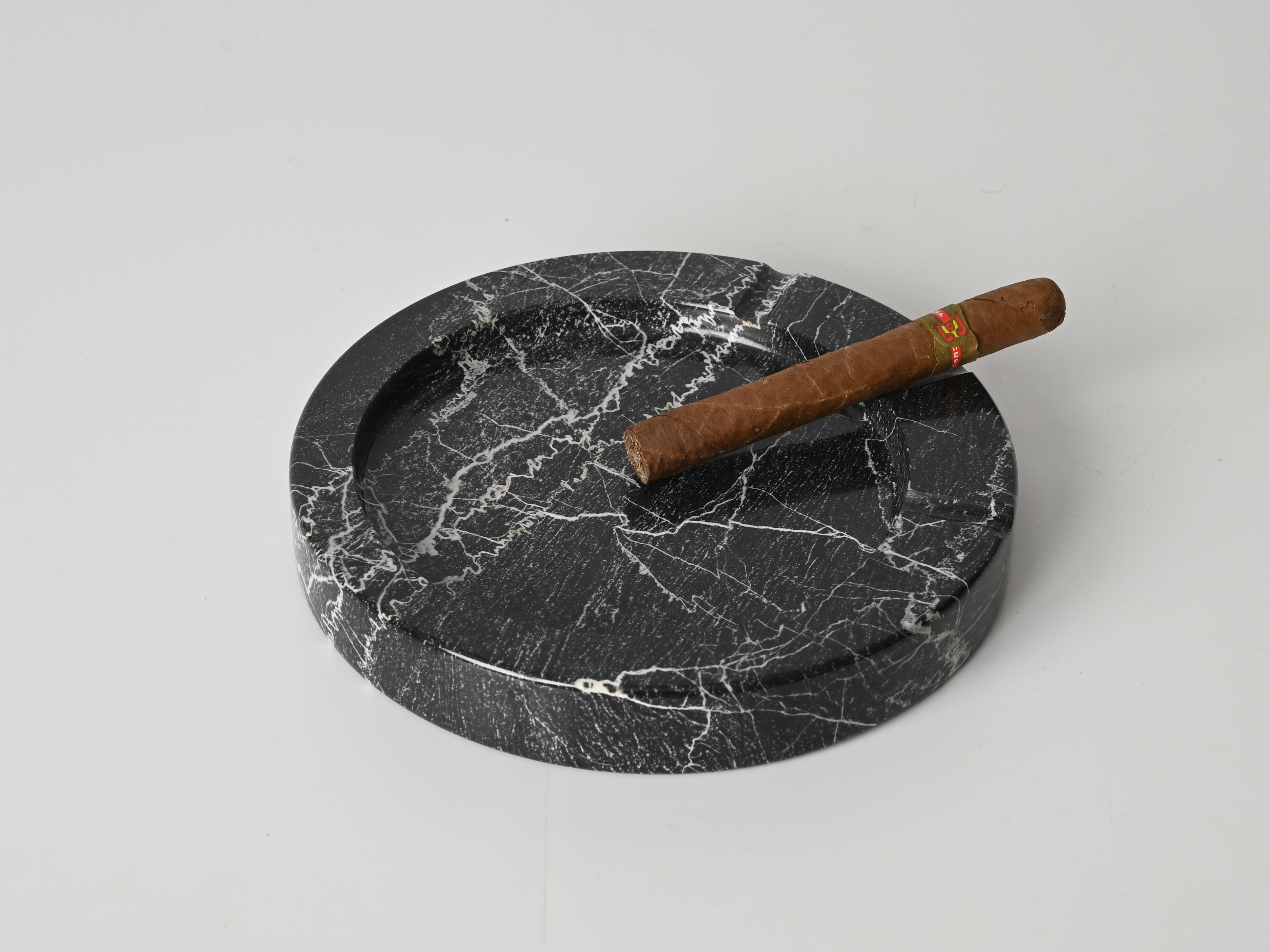 Mid-Century Modern Grand cendrier rond en marbre noir par Angelo Mangiarotti, Italie, années 1970