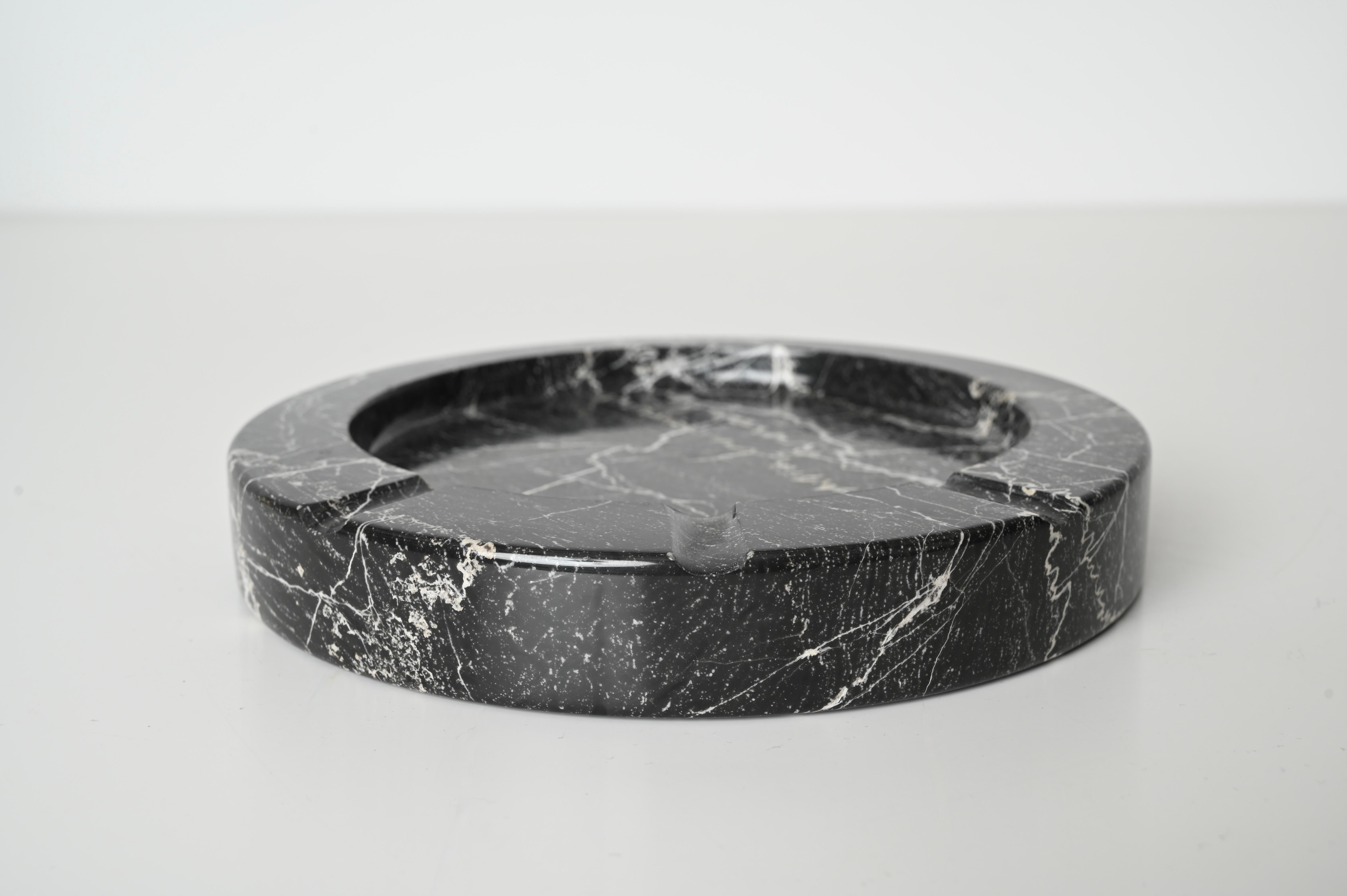 italien Grand cendrier rond en marbre noir par Angelo Mangiarotti, Italie, années 1970