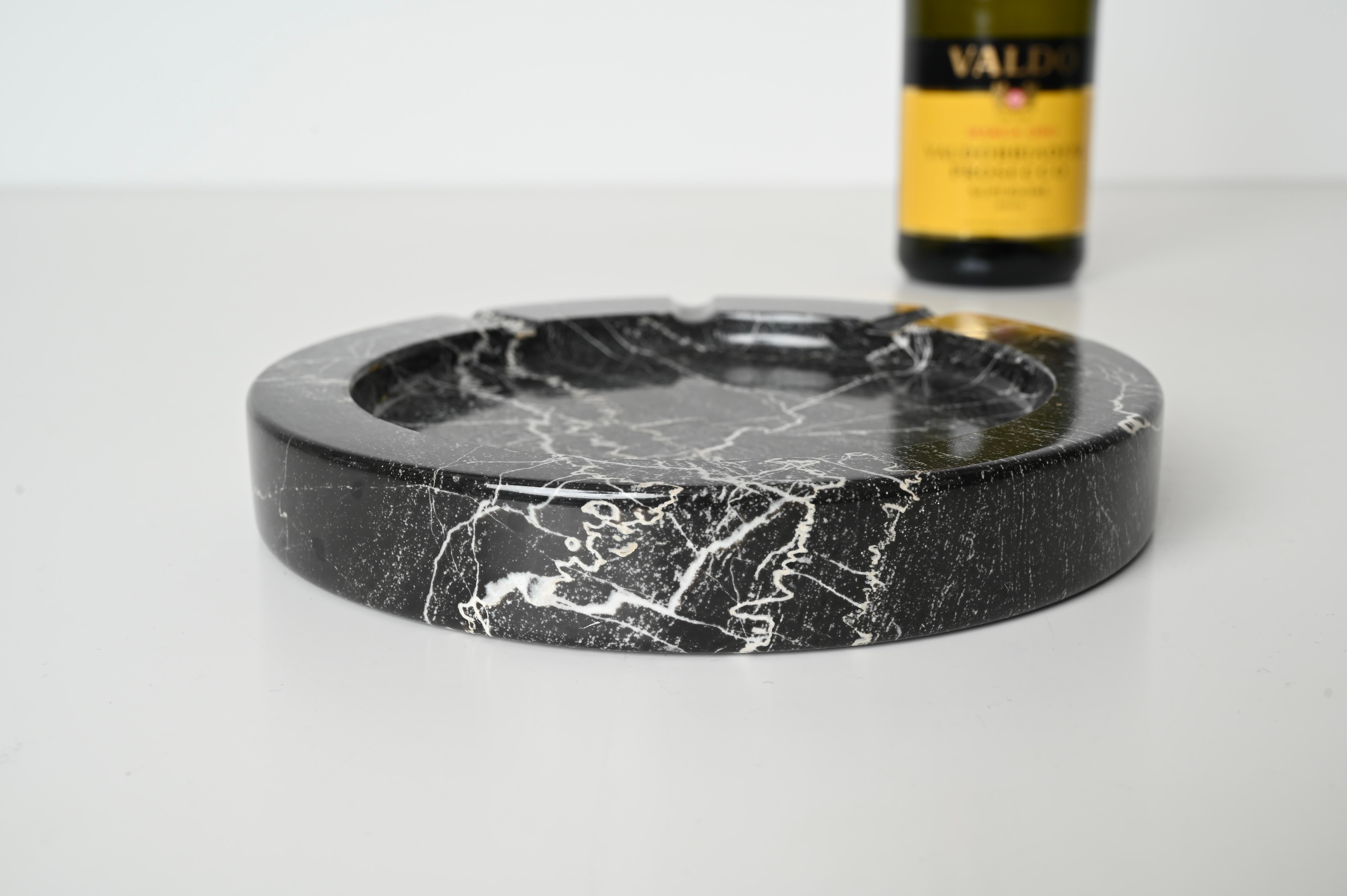 Fait main Grand cendrier rond en marbre noir par Angelo Mangiarotti, Italie, années 1970