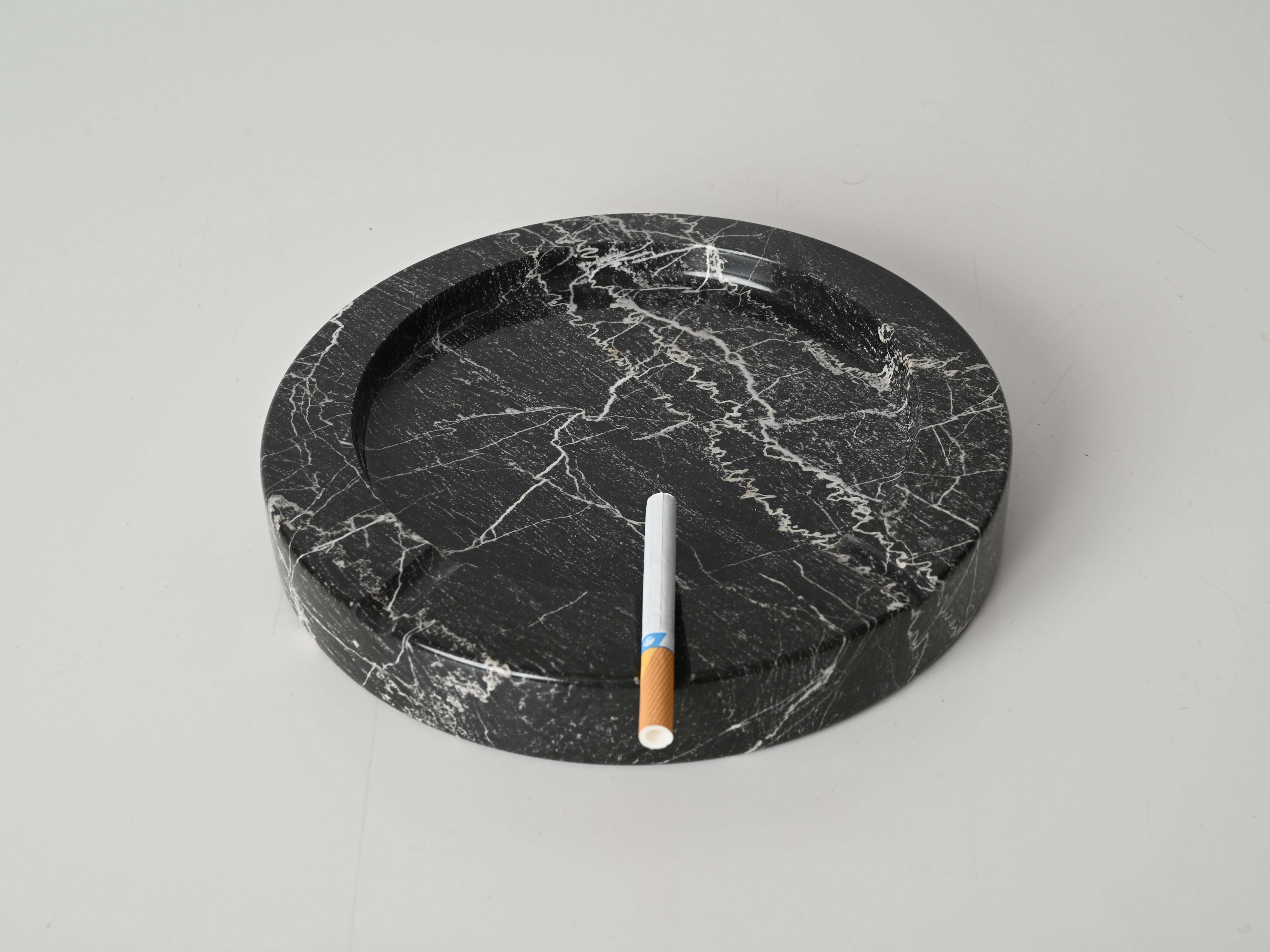 Marbre Grand cendrier rond en marbre noir par Angelo Mangiarotti, Italie, années 1970