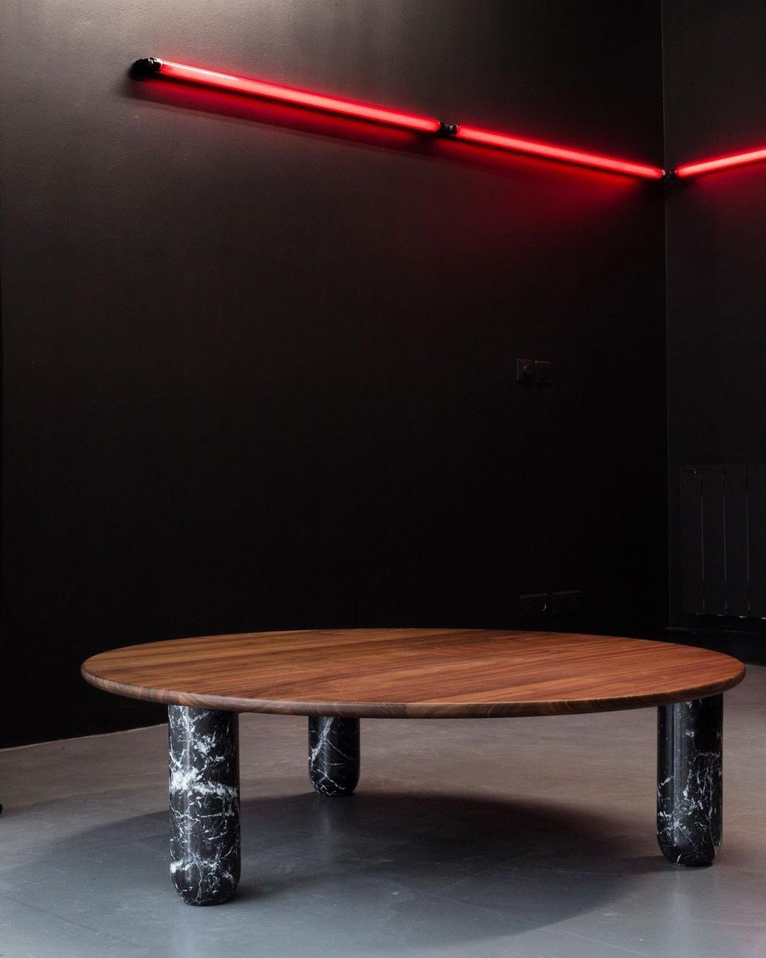 XXIe siècle et contemporain Grande table basse ronde en marbre noir 