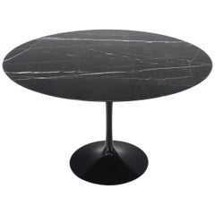 Grande table ronde à plateau en marbre noir et base en forme de tulipe Saarinen for Knoll Dining Table