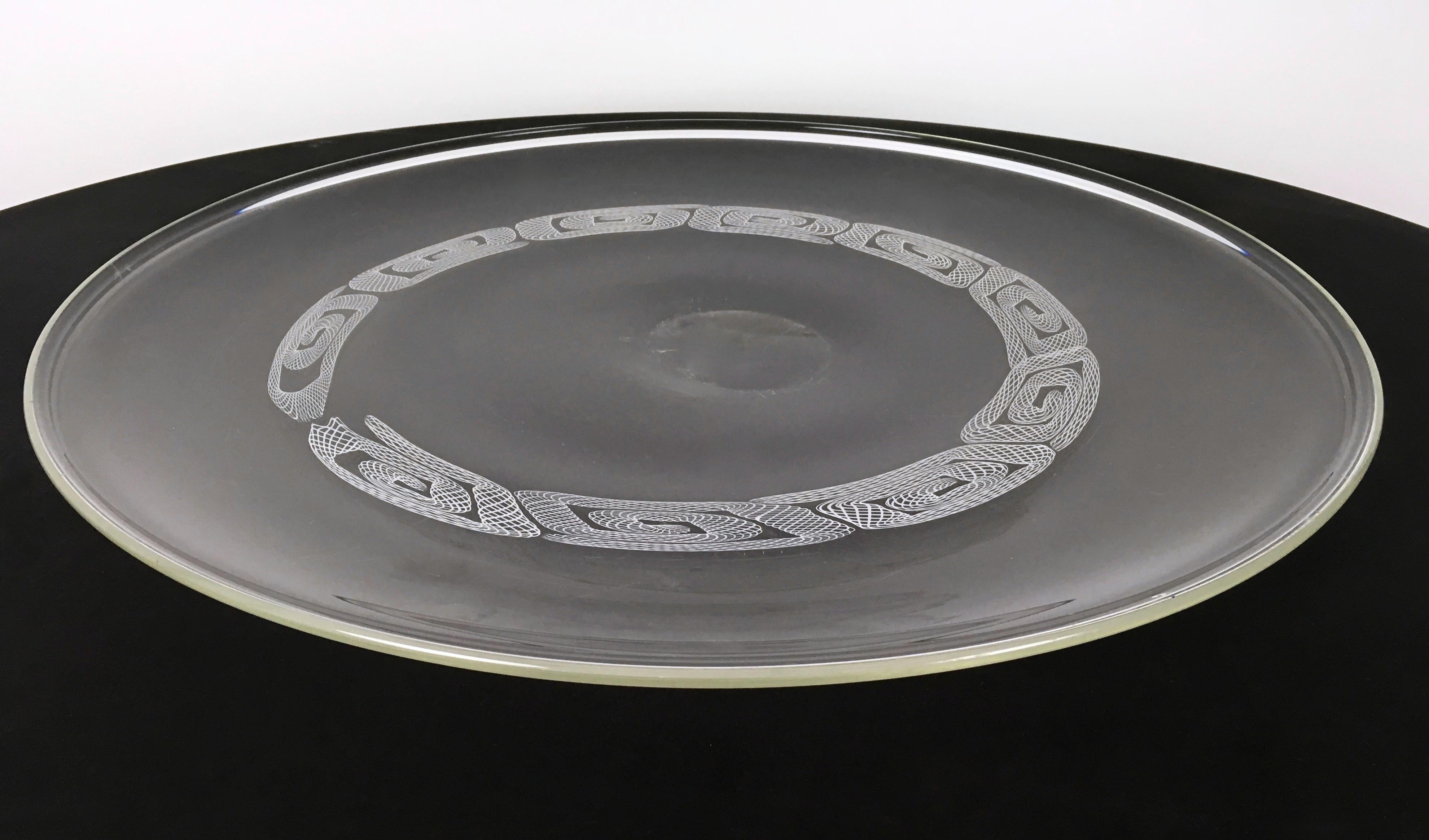 Postmoderne Grande assiette de service ronde en verre soufflé postmoderne de Seguso, Murano, Italie en vente