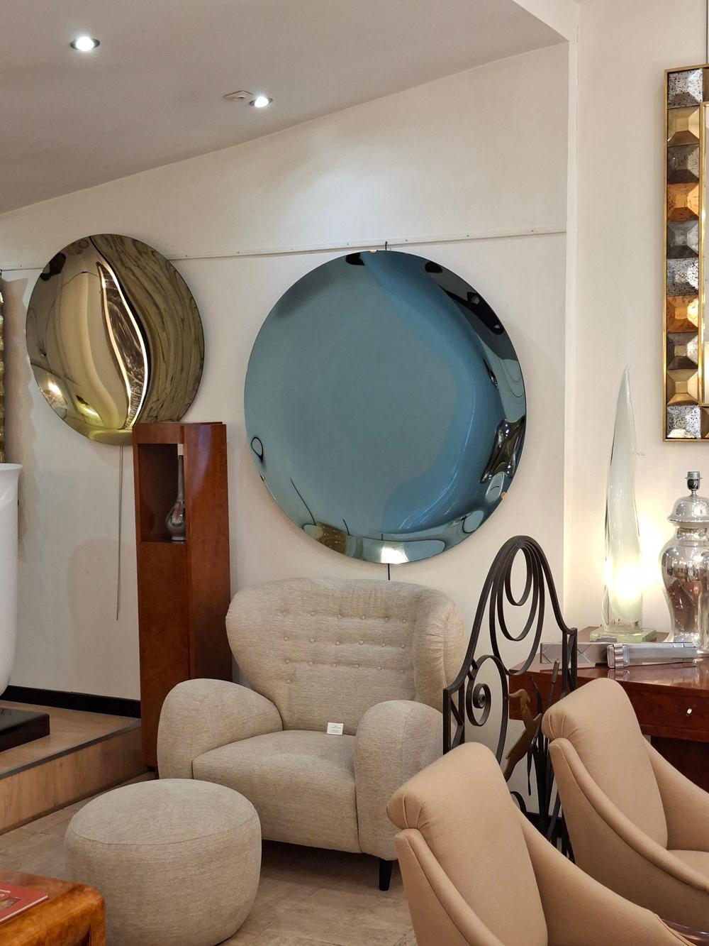  Grande specchio concavo rotondo blu, diam. 118 cm, con 3 chiusure in ottone,
 in perfette condizioni