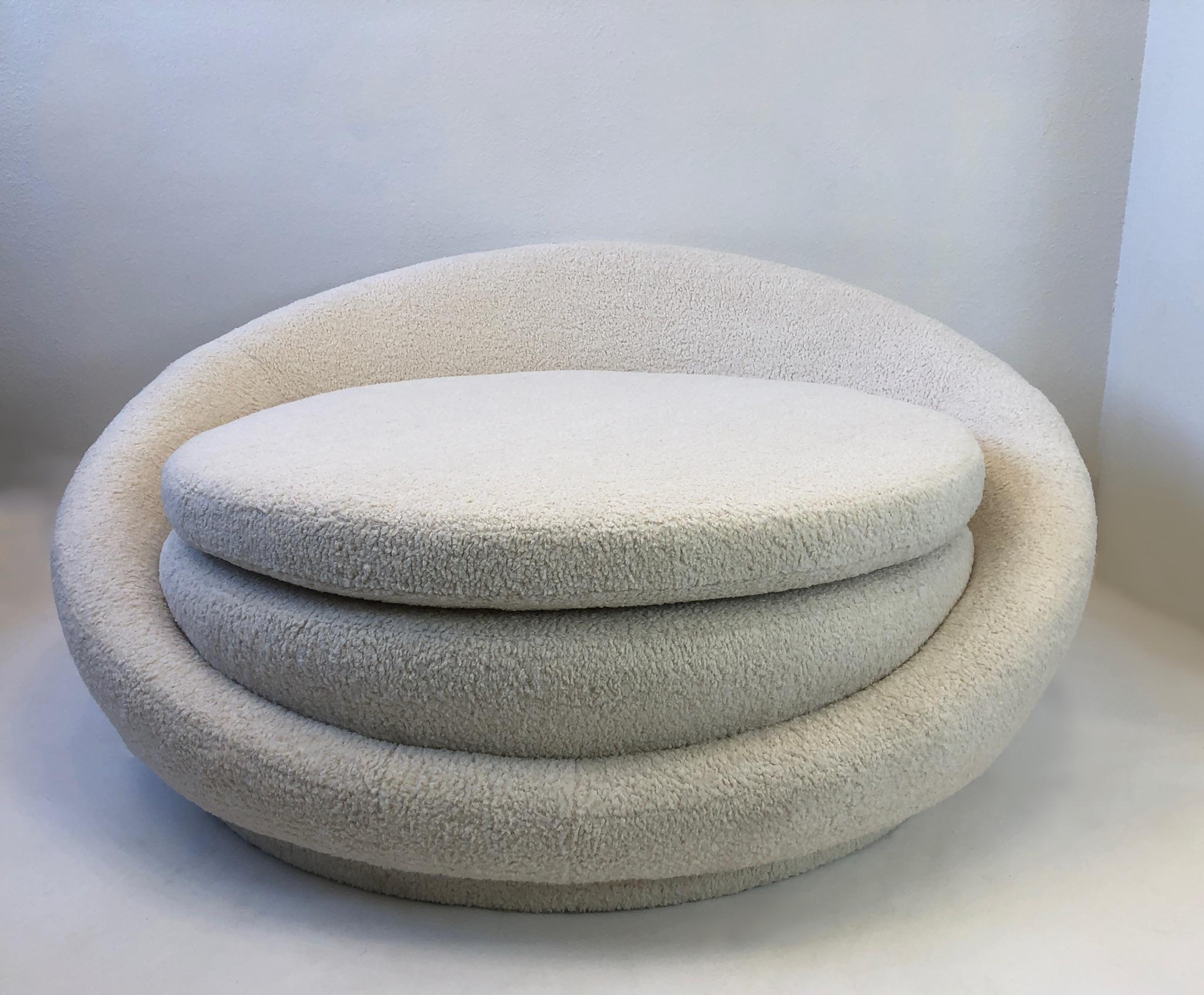 Large Round Boucle Satellite Chaise 3