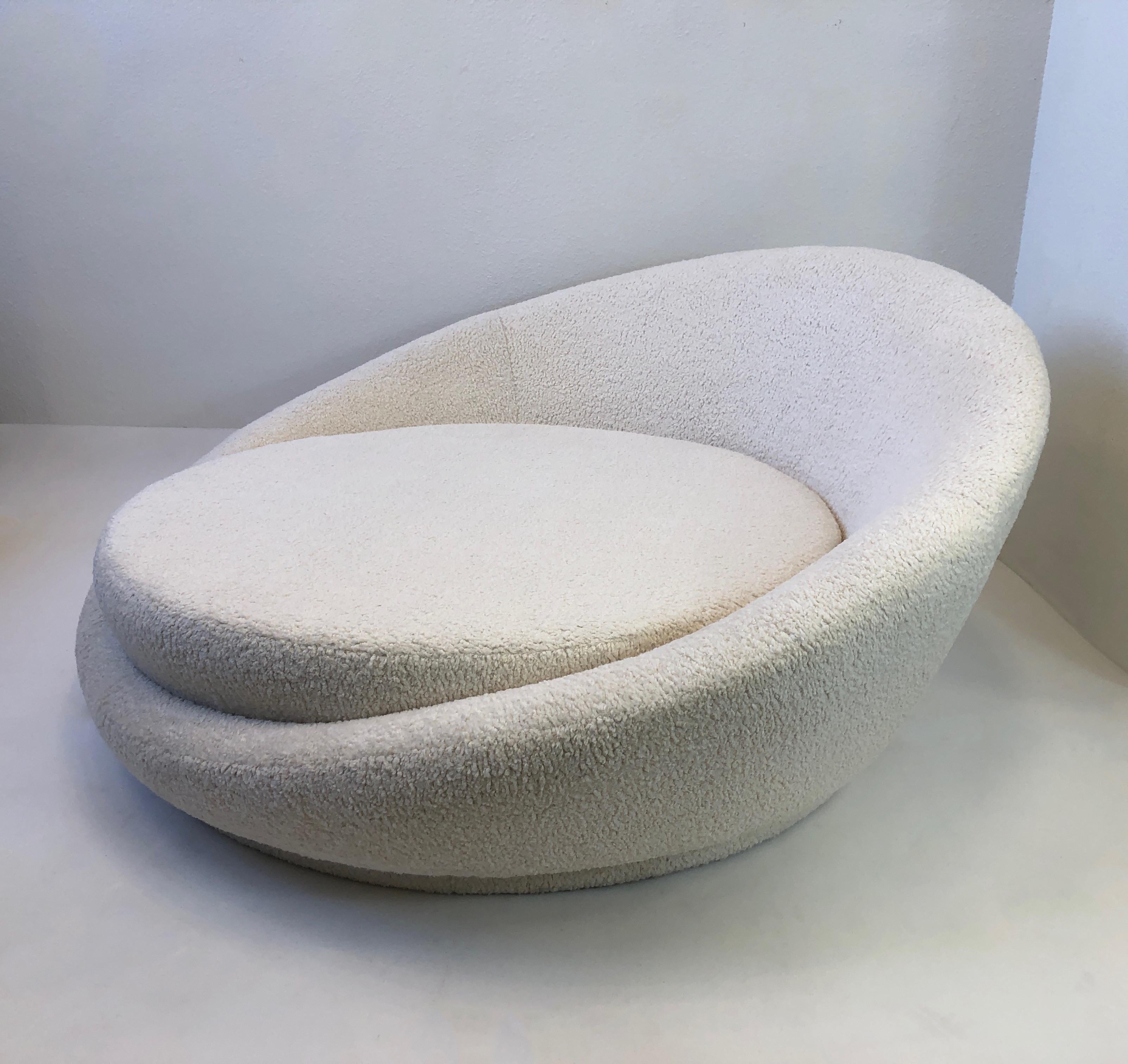 Large Round Boucle Satellite Chaise 4
