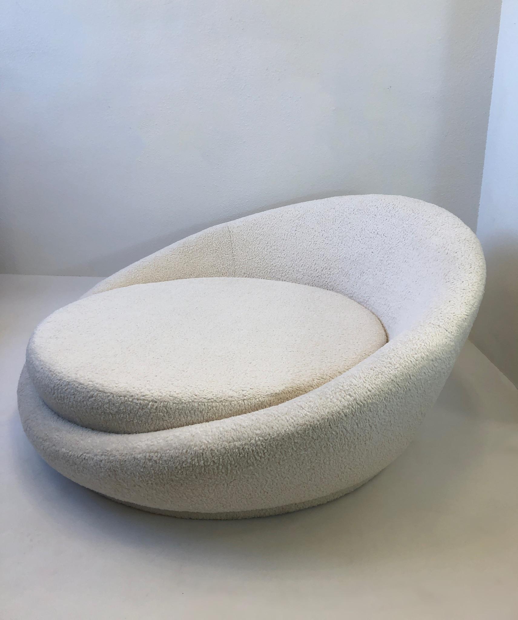 American Large Round Boucle Satellite Chaise
