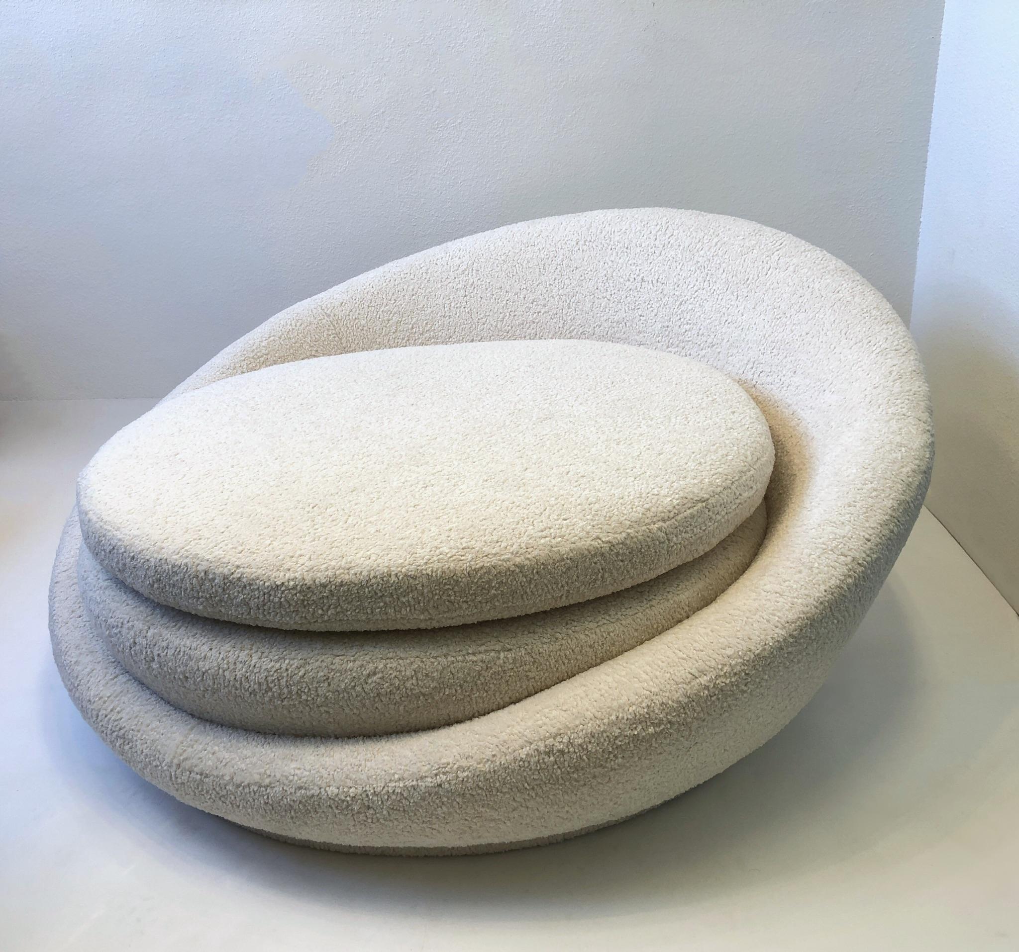 Large Round Boucle Satellite Chaise In Excellent Condition In Palm Springs, CA