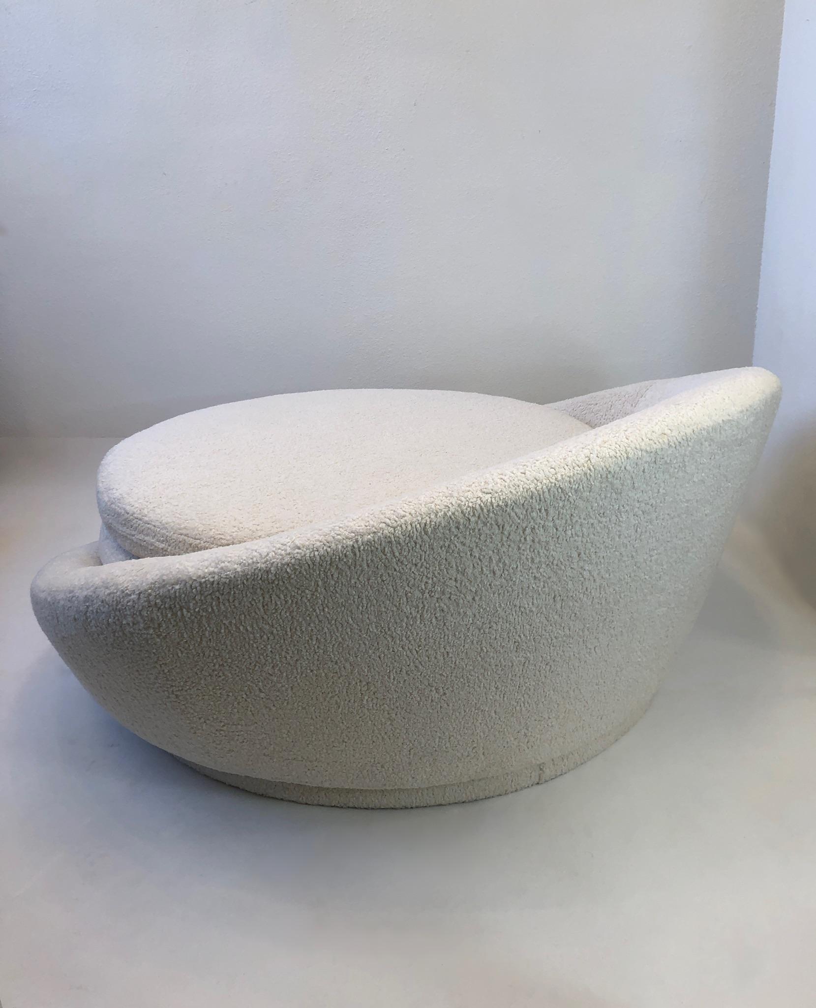 Large Round Boucle Satellite Chaise 1