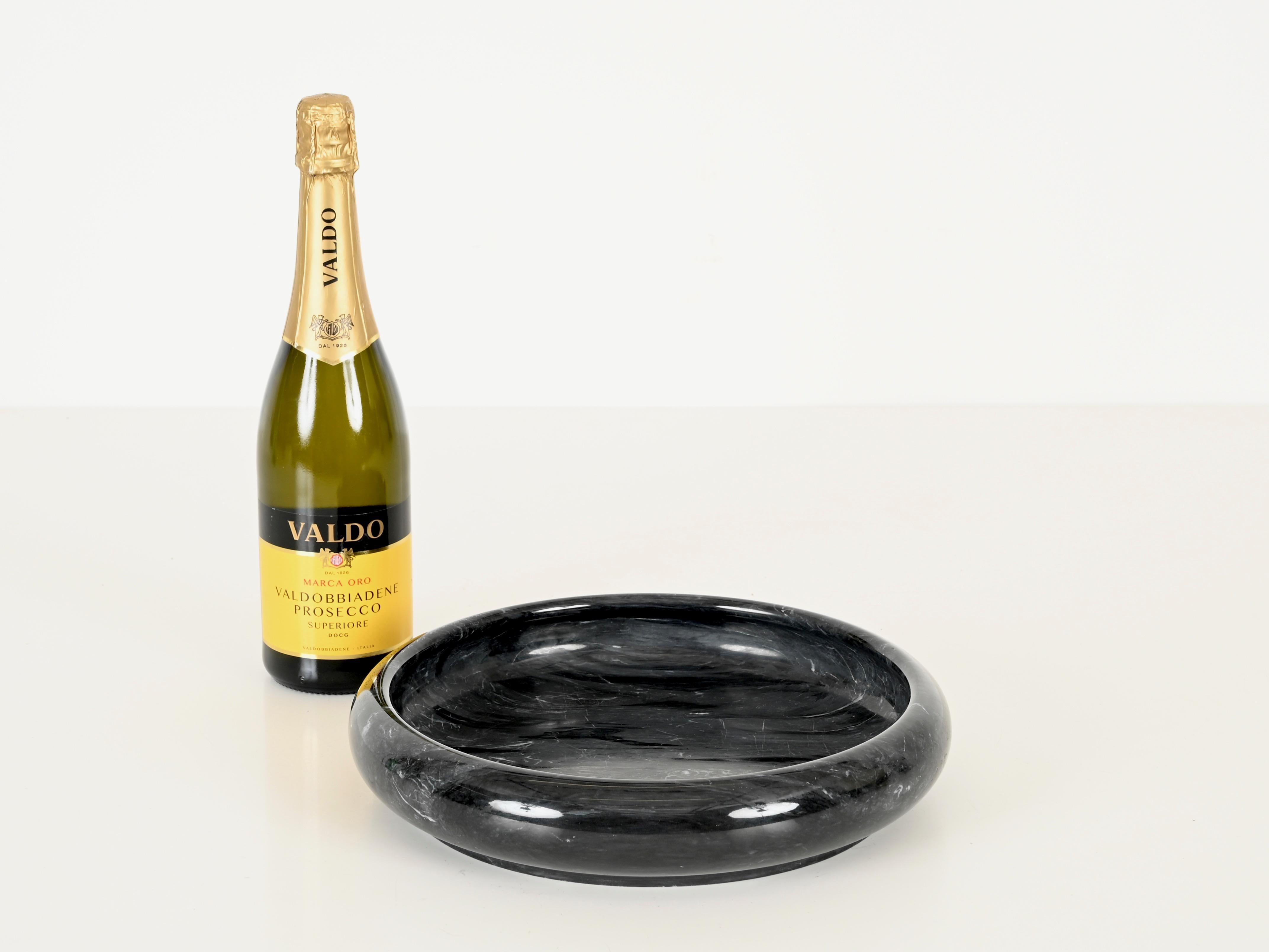 Elegant Italian Mid-Century bowl in black Carnico marble. This stylish and unique piece was produced in Italy during the 1970s by Angelo Mangiarotti.

In amazing condition, with no chips or cracks. Carved from stunning black Carnico polished marble,