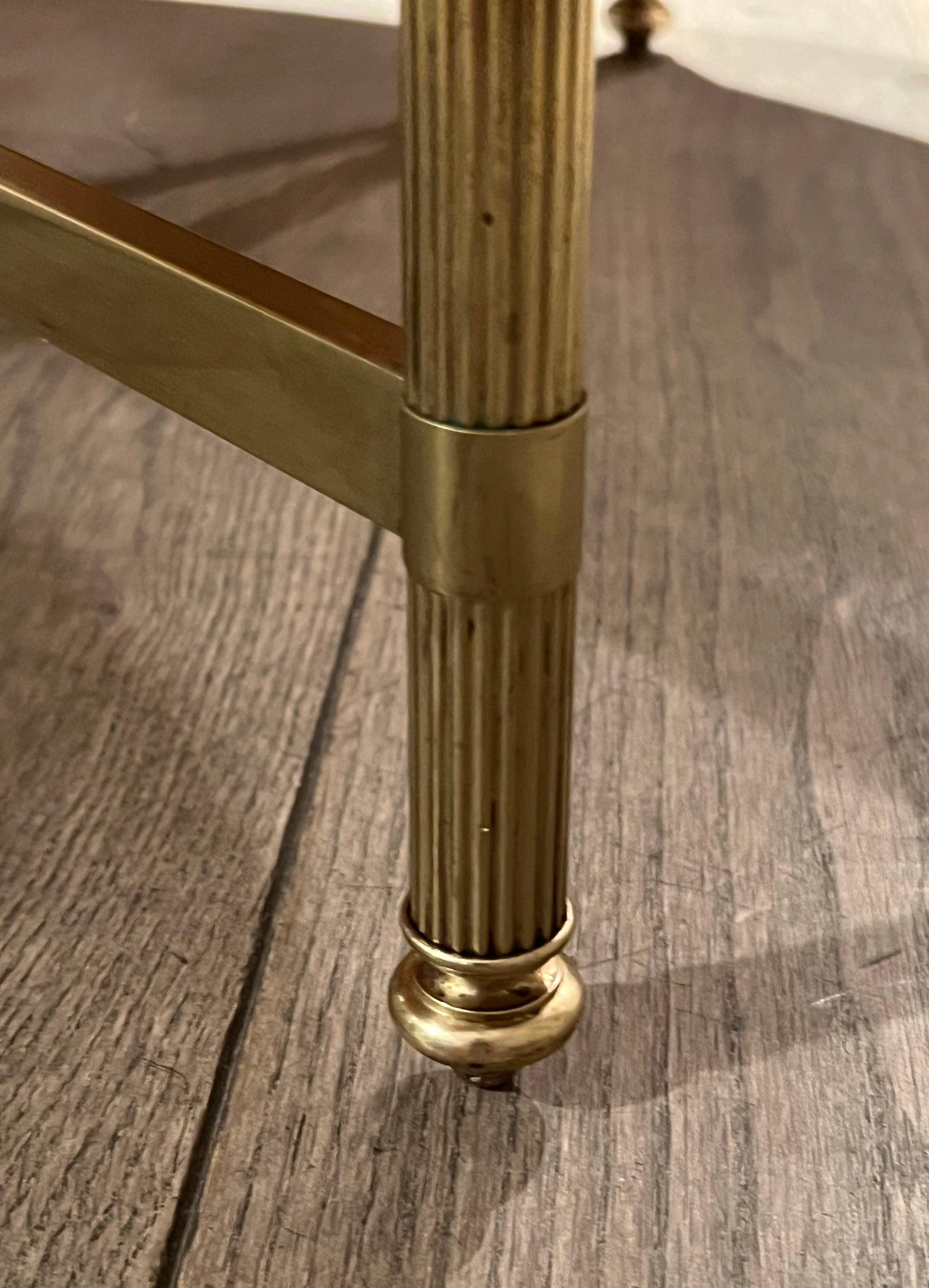 Grande table basse ronde en laiton avec plateau en verre laqué noir par Maison Jansen en vente 2