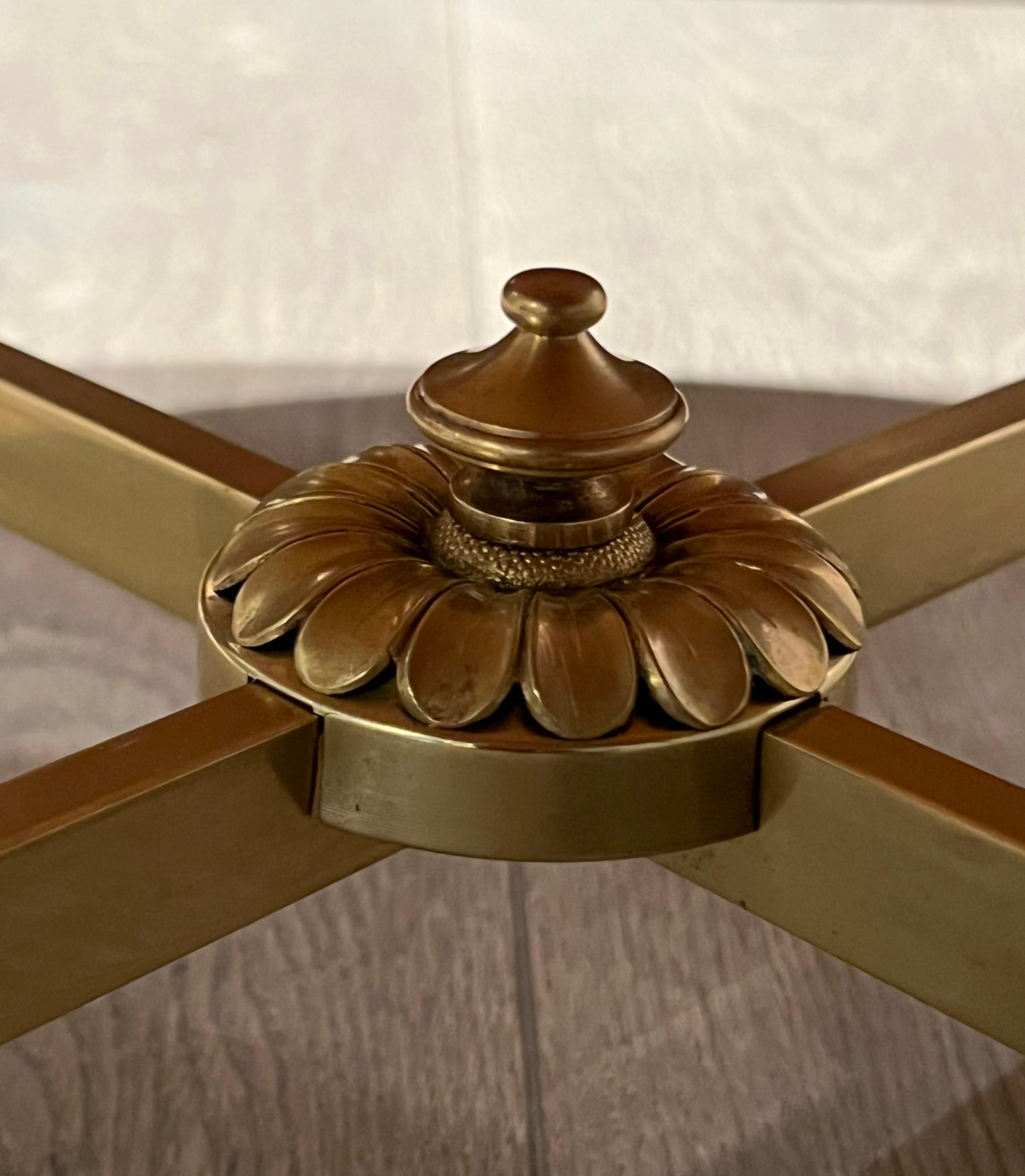 Grande table basse ronde en laiton avec plateau en verre laqué noir par Maison Jansen en vente 3