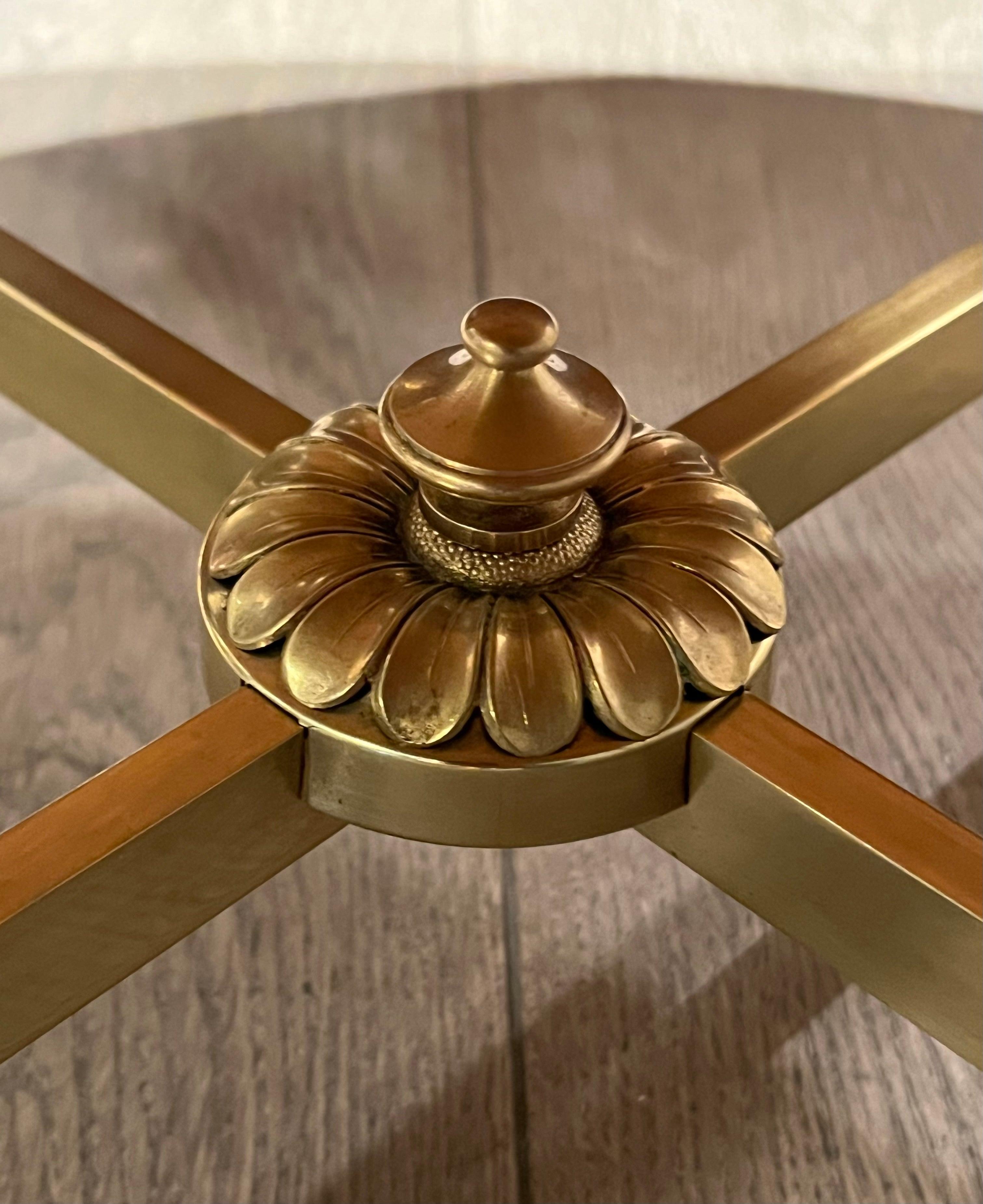 Grande table basse ronde en laiton avec plateau en verre laqué noir par Maison Jansen en vente 4