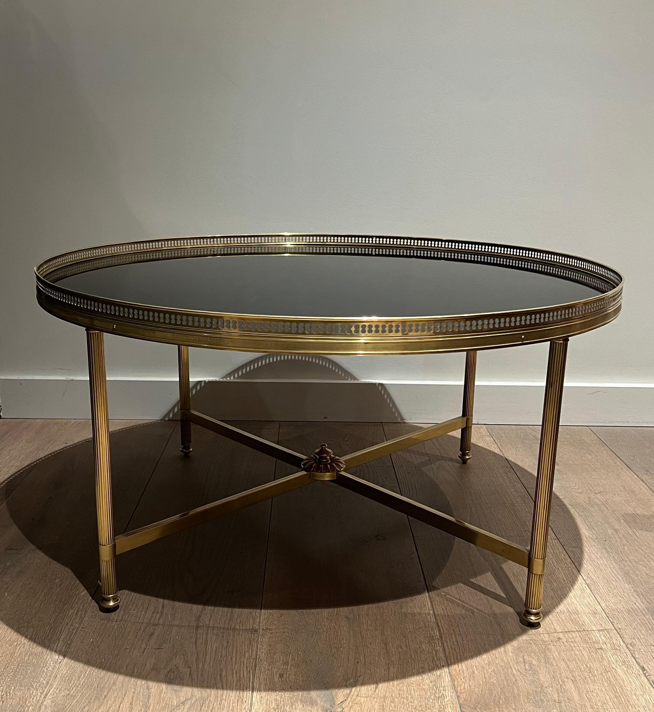 Néoclassique Grande table basse ronde en laiton avec plateau en verre laqué noir par Maison Jansen en vente