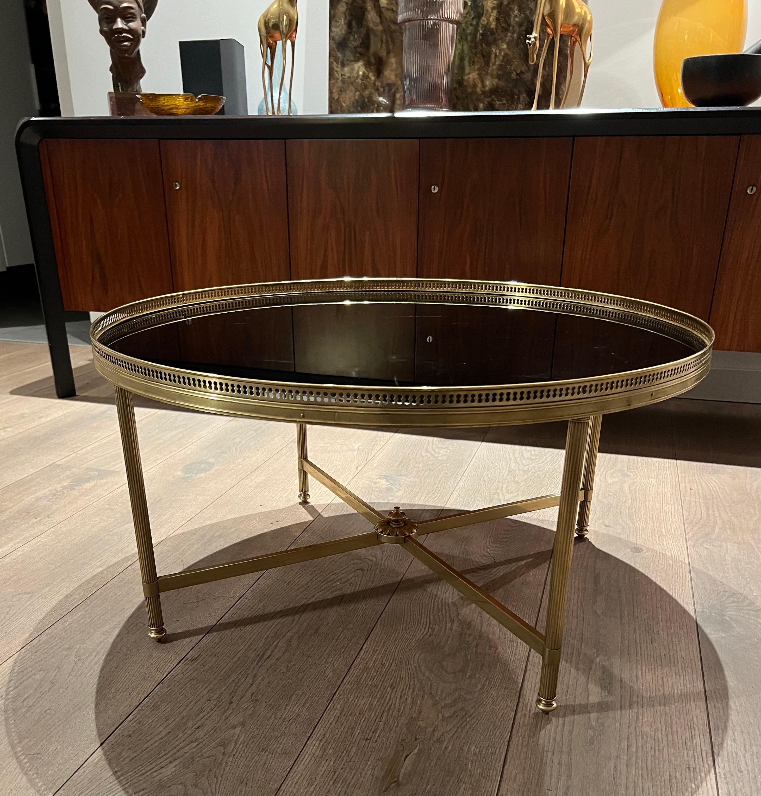 Laqué Grande table basse ronde en laiton avec plateau en verre laqué noir par Maison Jansen en vente