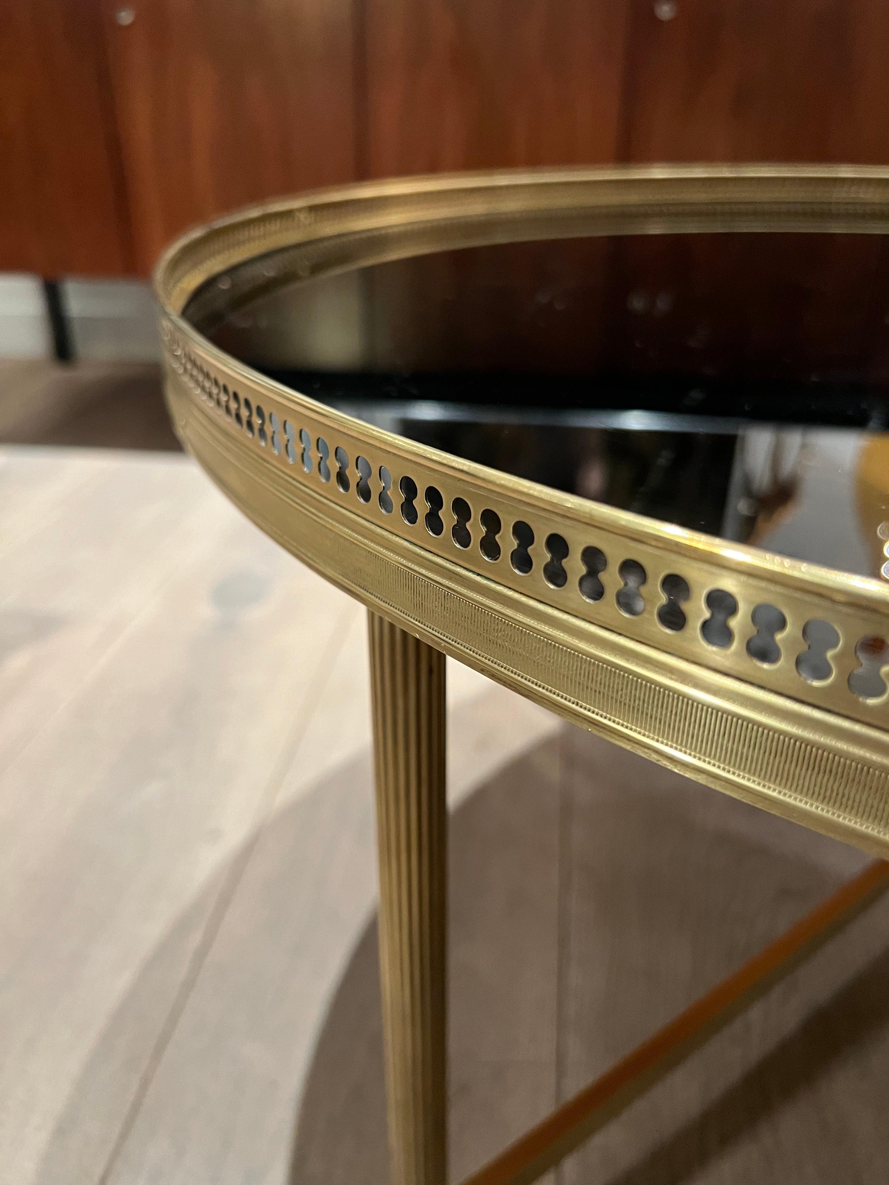 Grande table basse ronde en laiton avec plateau en verre laqué noir par Maison Jansen Bon état - En vente à Marcq-en-Barœul, Hauts-de-France