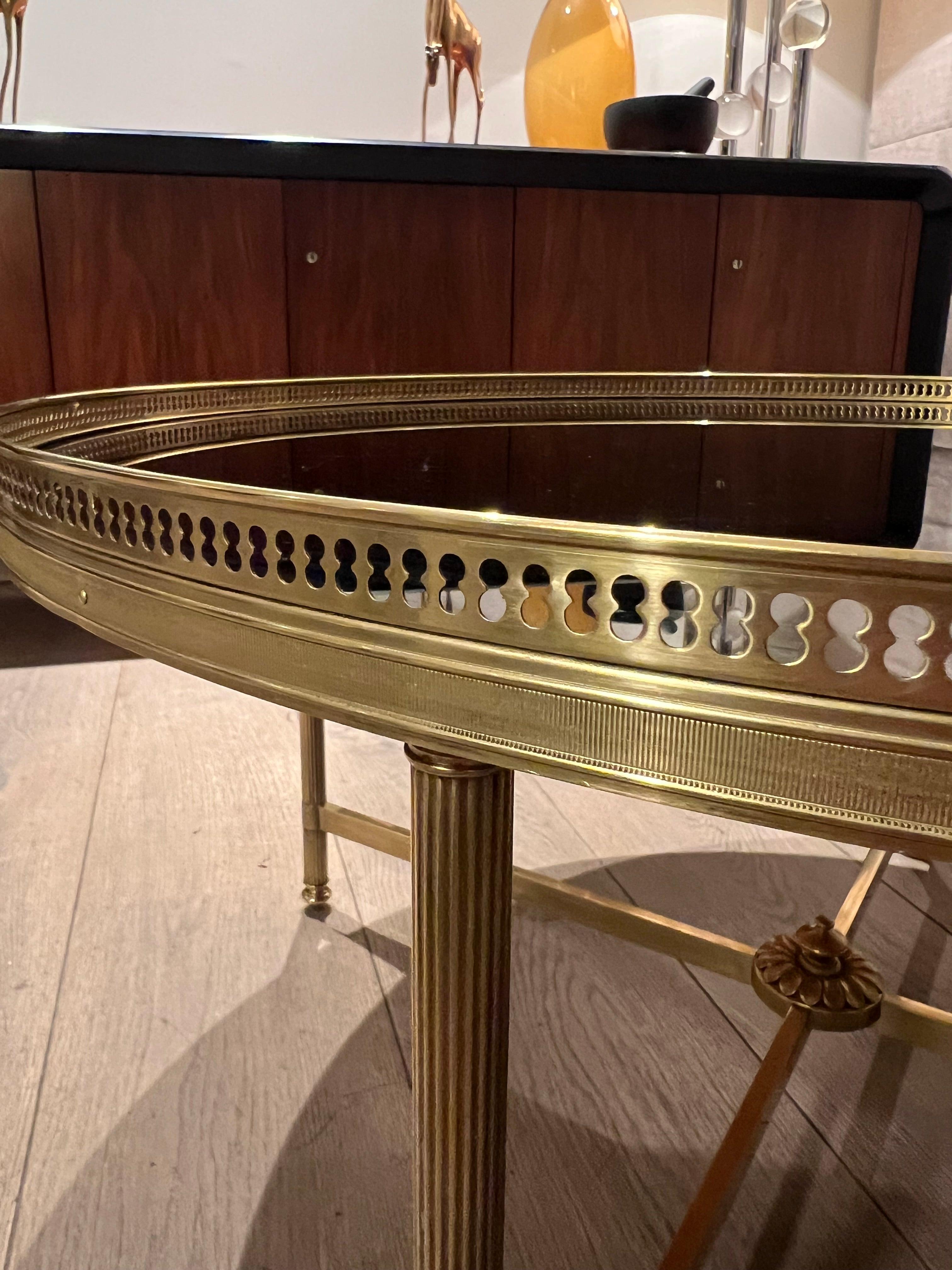 Milieu du XXe siècle Grande table basse ronde en laiton avec plateau en verre laqué noir par Maison Jansen en vente