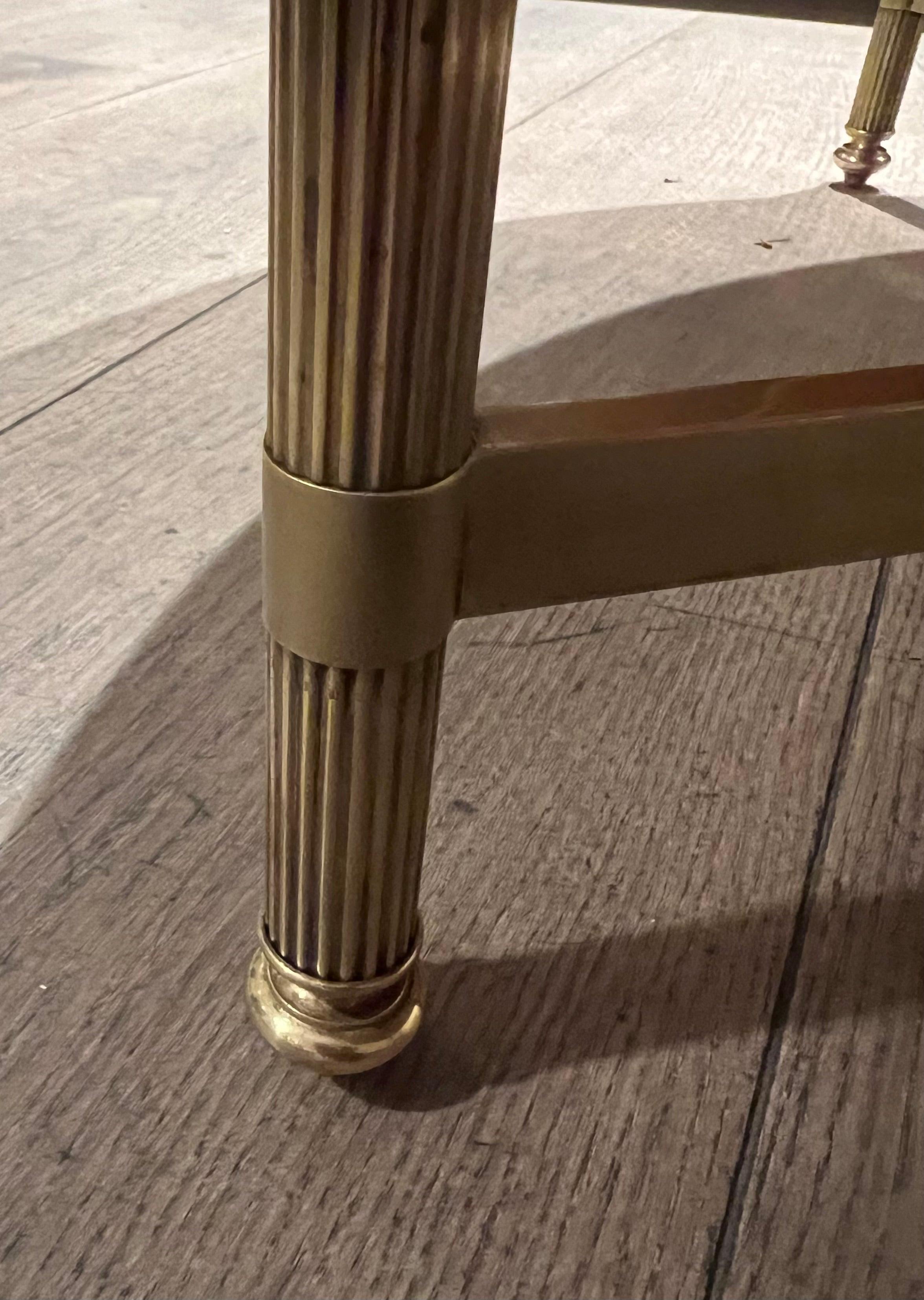 Laiton Grande table basse ronde en laiton avec plateau en verre laqué noir par Maison Jansen en vente
