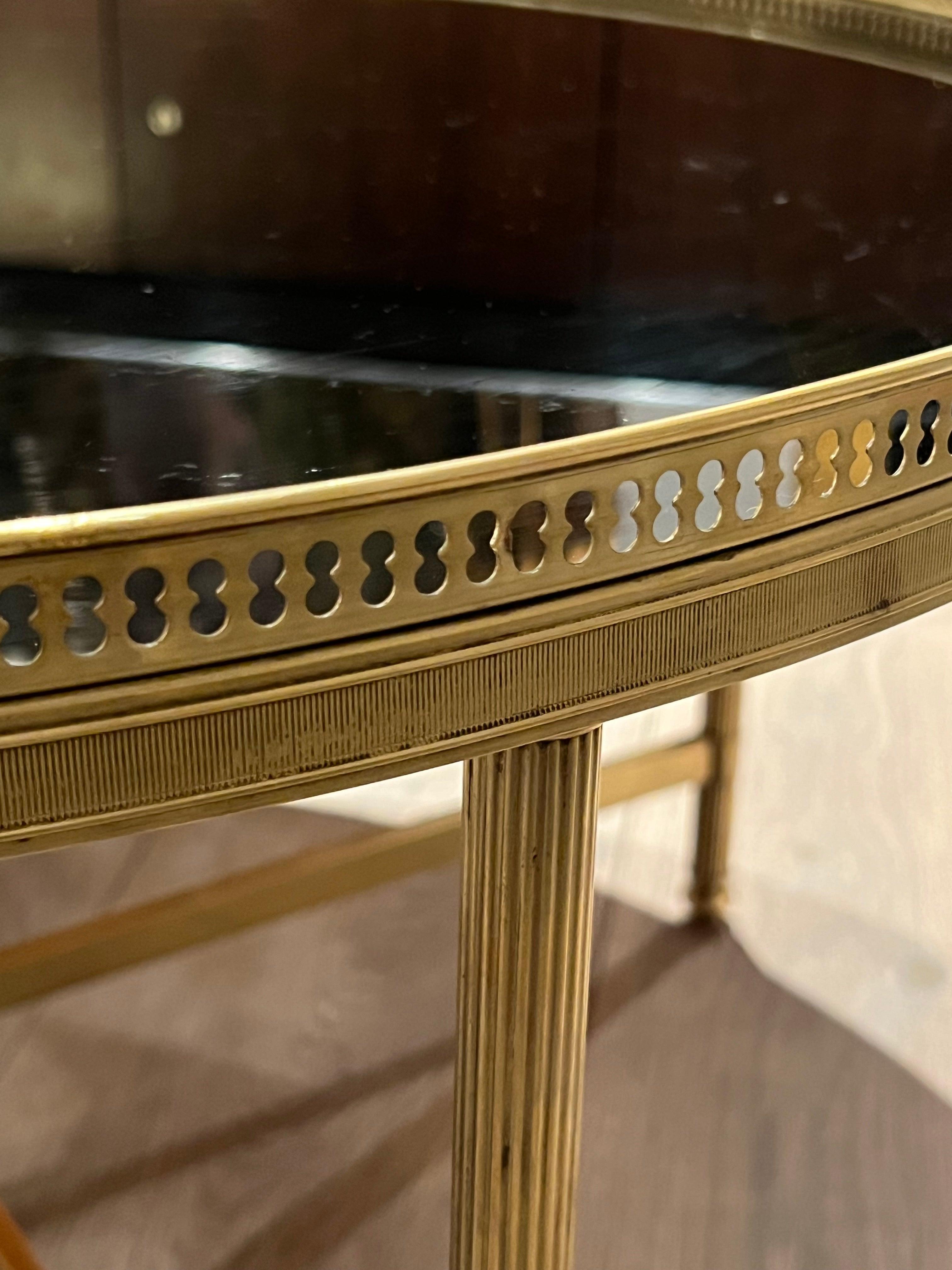Grande table basse ronde en laiton avec plateau en verre laqué noir par Maison Jansen en vente 1