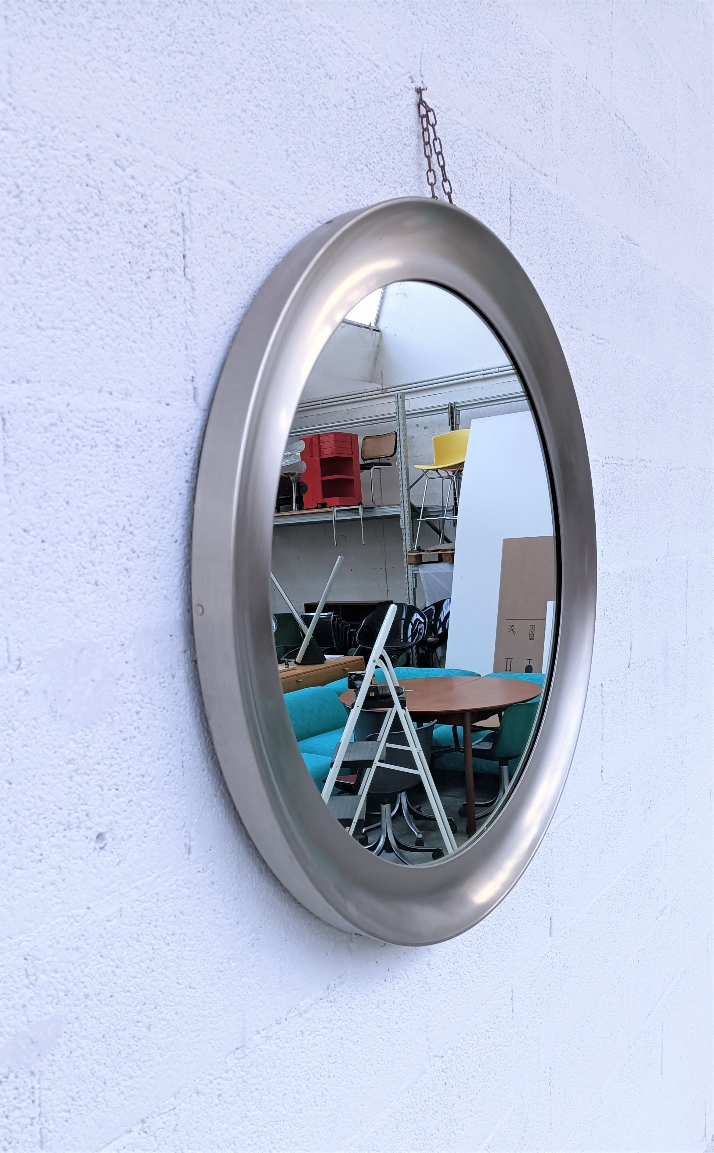 Stunning round heavy wall mirror designed by Sergio Mazza and manufactured by Artemide in 1960s.
Minimalist Italian design.
The frame is made of nickel-plated brass, the back is in black plastic.