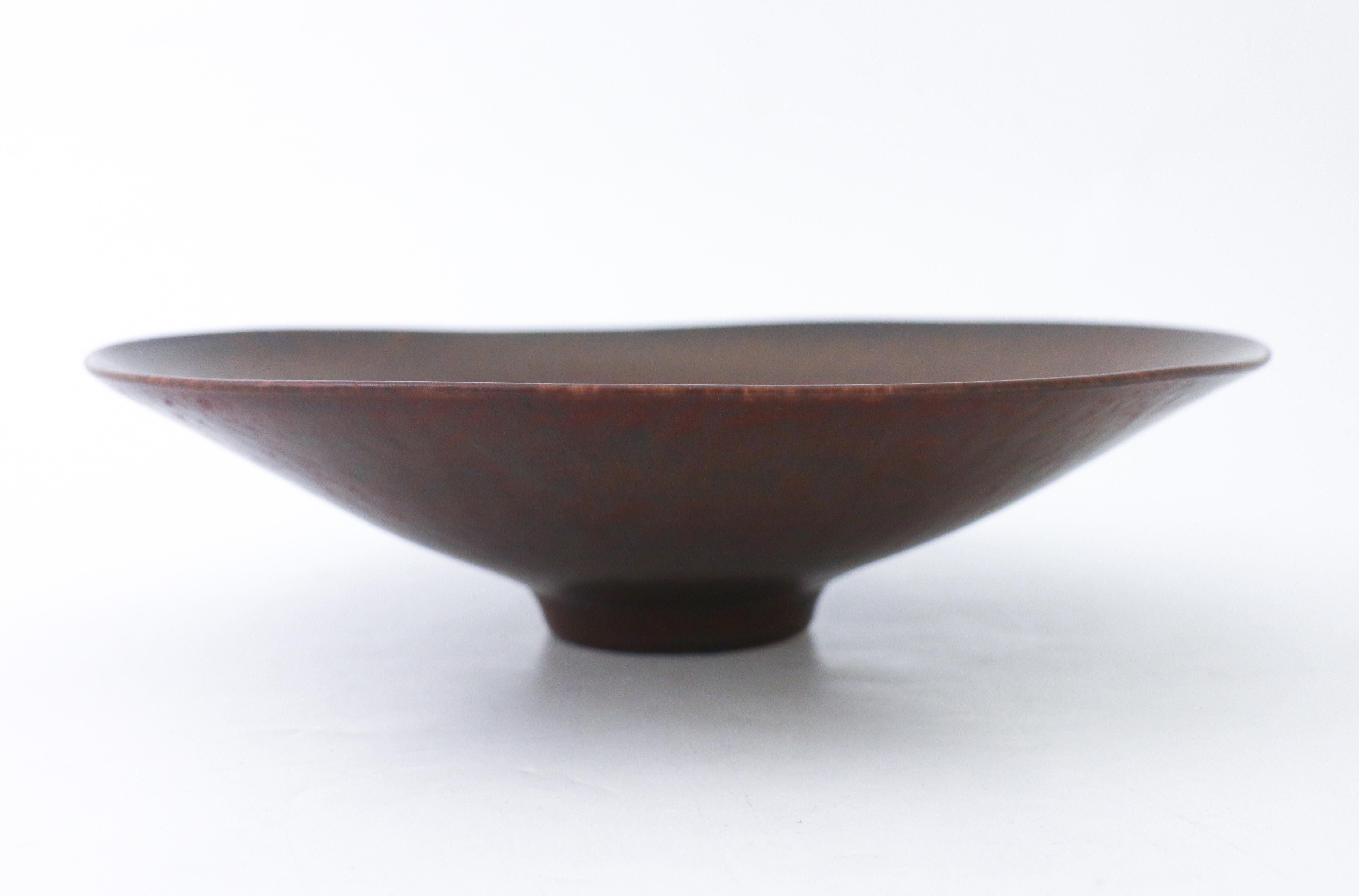 A round ceramic bowl designed by Carl-Harry Stålhane at Rörstrand with a lovely brown har-fur glaze, the bowl is 29 cm (11.6