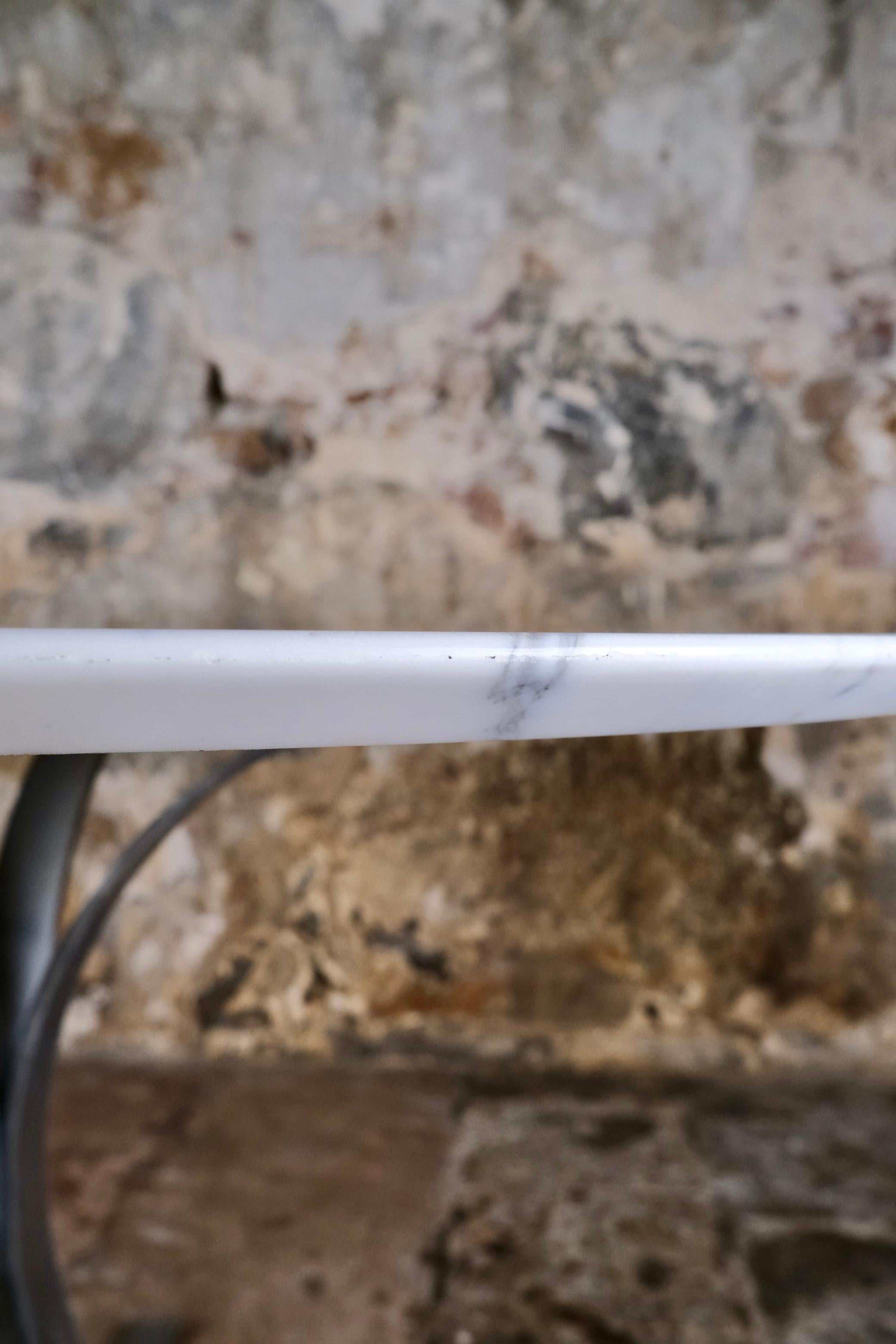 Gran mesa redonda de mármol de Carrara, fabricada en Italia, años 70 en venta 4