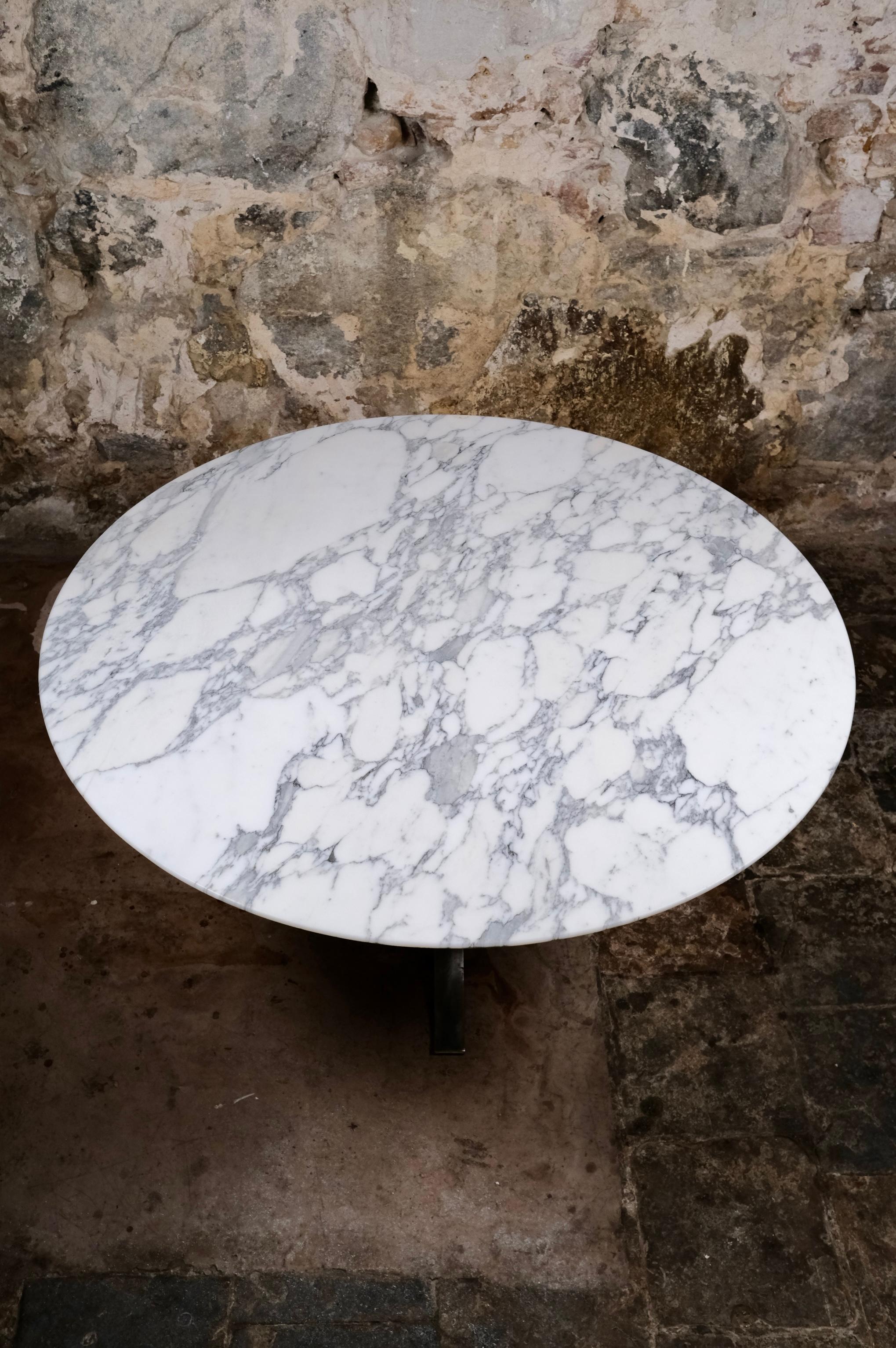 Gran mesa redonda de mármol de Carrara, fabricada en Italia, años 70 en venta 5