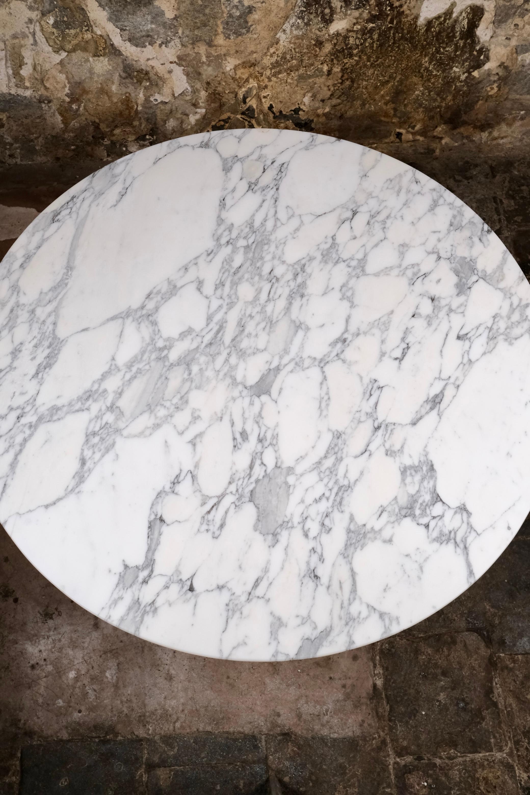 Gran mesa redonda de mármol de Carrara, fabricada en Italia, años 70 en venta 6