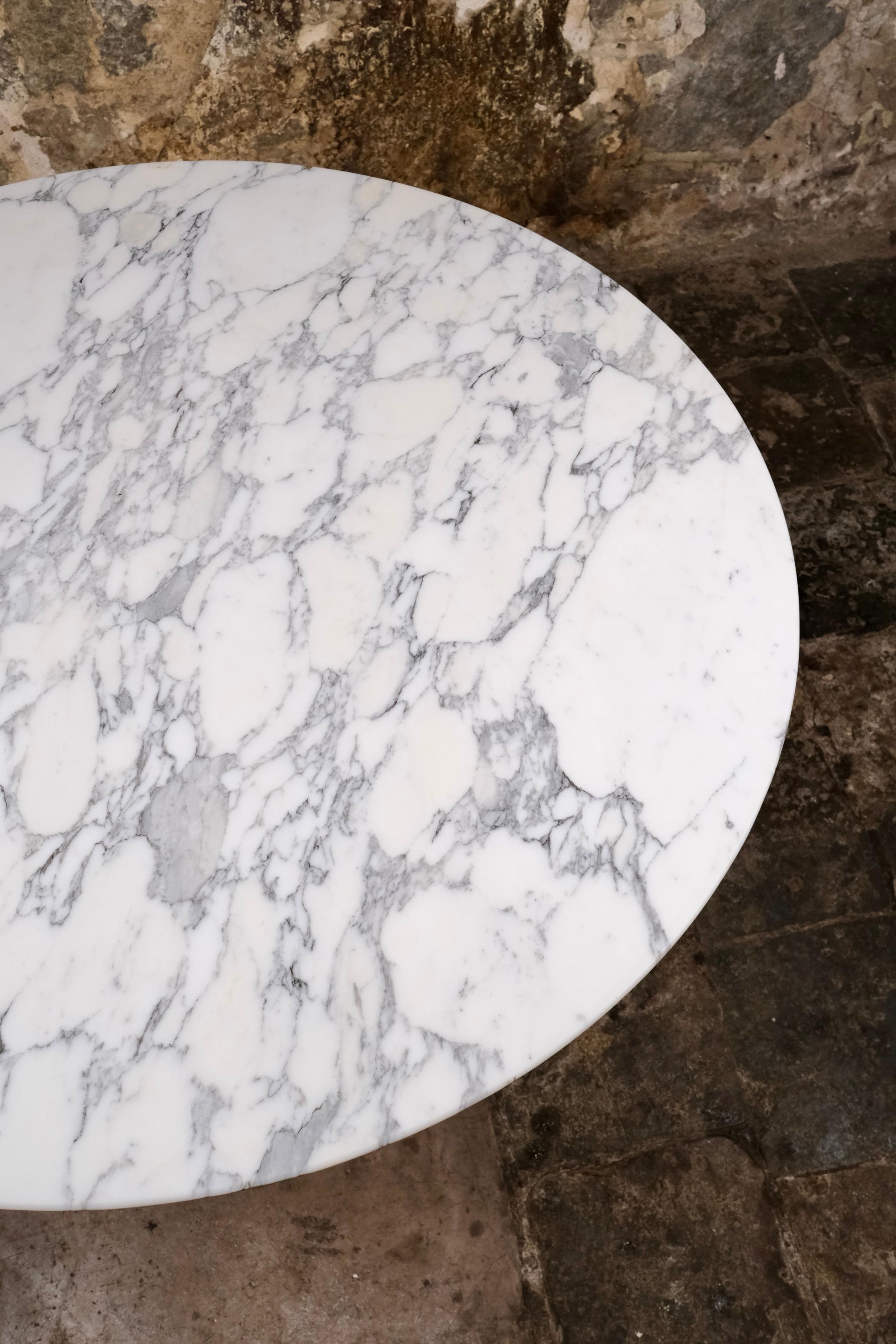 Gran mesa redonda de mármol de Carrara, fabricada en Italia, años 70 en venta 7