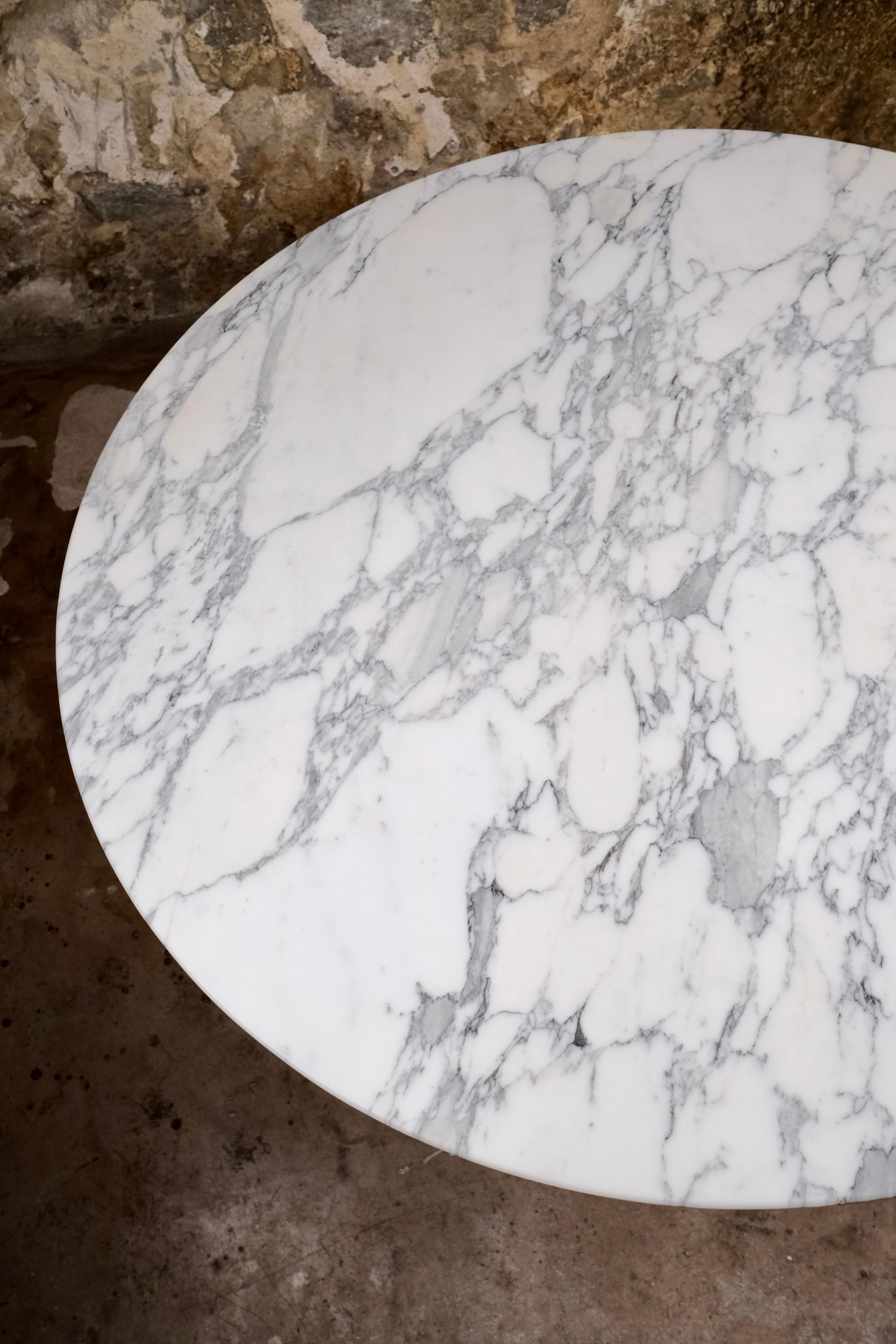 Gran mesa redonda de mármol de Carrara, fabricada en Italia, años 70 en venta 8