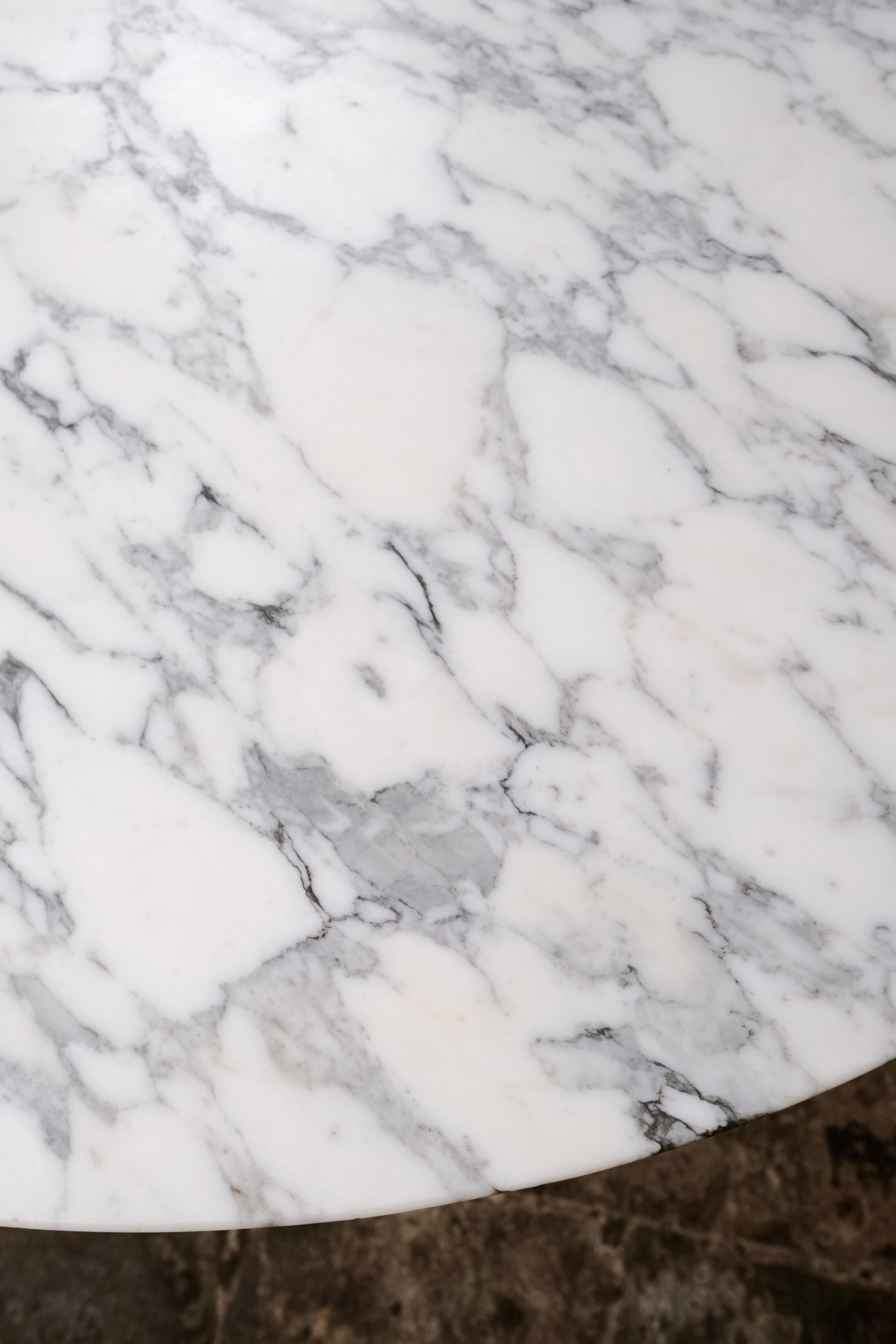 Gran mesa redonda de mármol de Carrara, fabricada en Italia, años 70 en venta 9