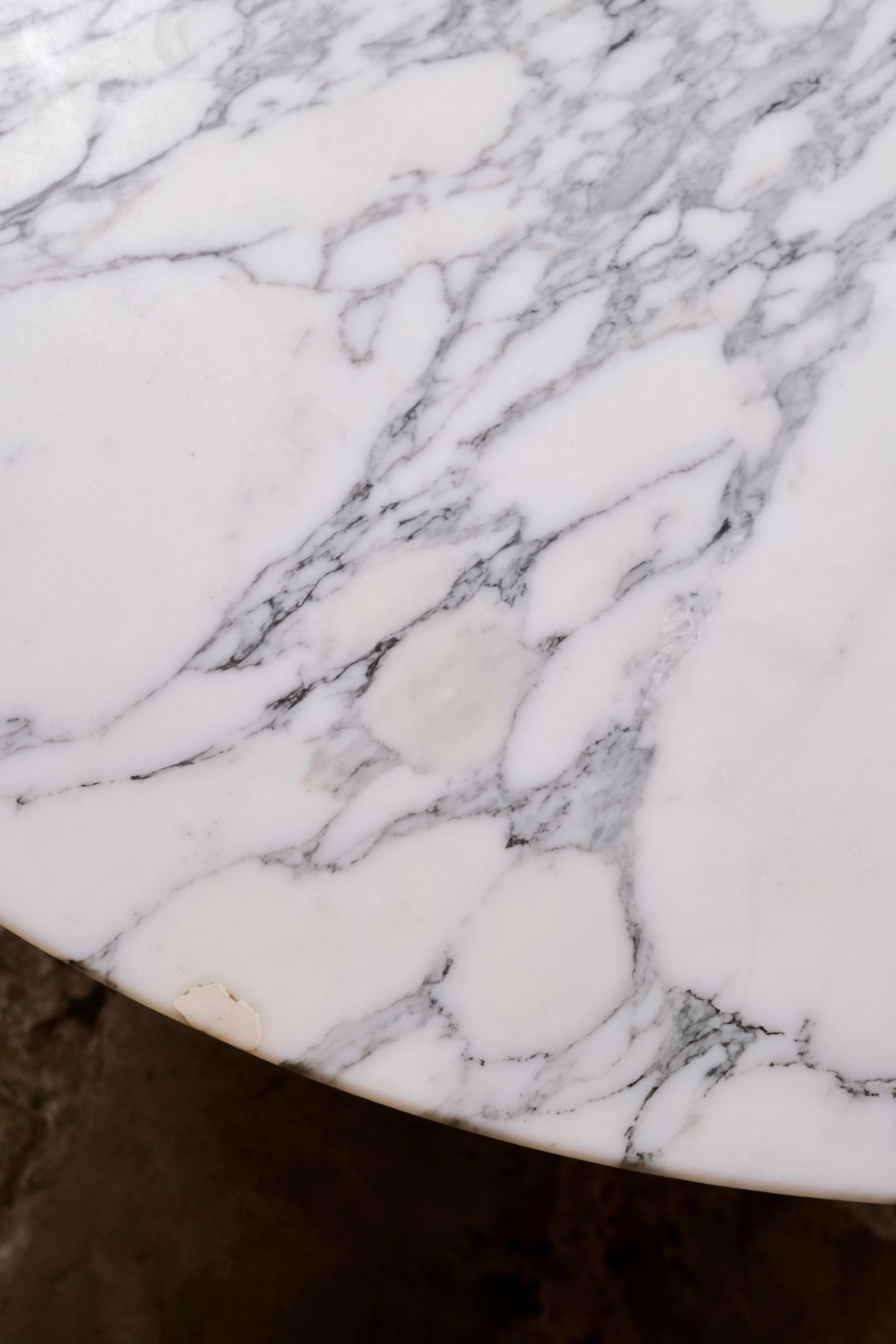 Gran mesa redonda de mármol de Carrara, fabricada en Italia, años 70 en venta 10