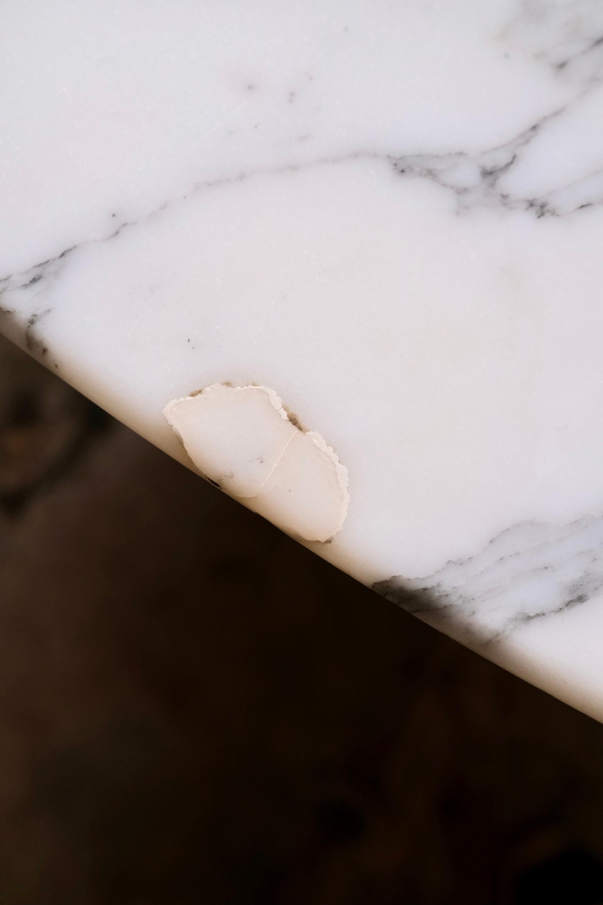 Gran mesa redonda de mármol de Carrara, fabricada en Italia, años 70 en venta 11