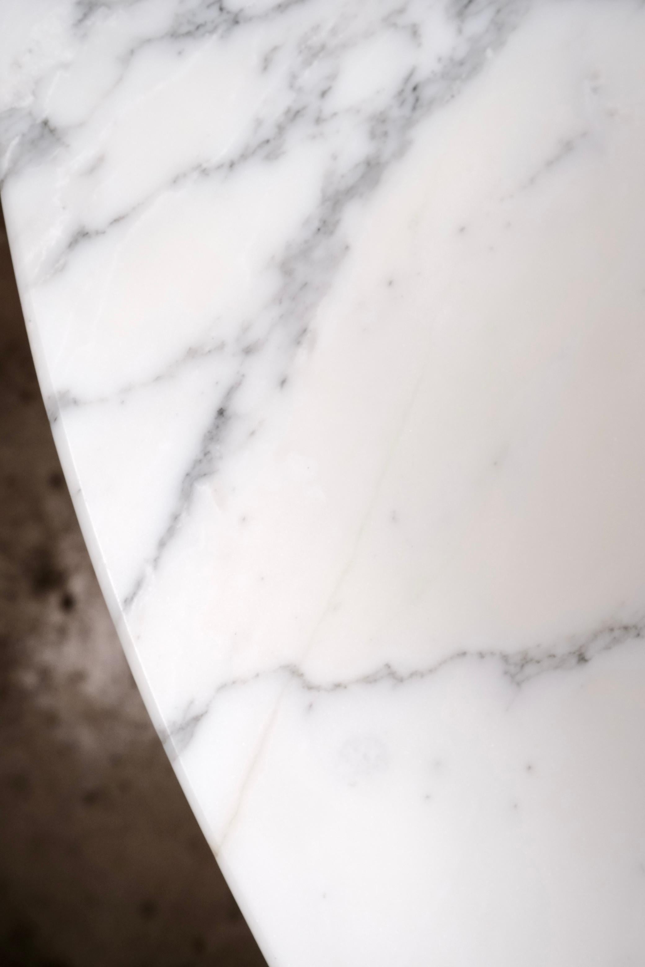 Gran mesa redonda de mármol de Carrara, fabricada en Italia, años 70 en venta 12