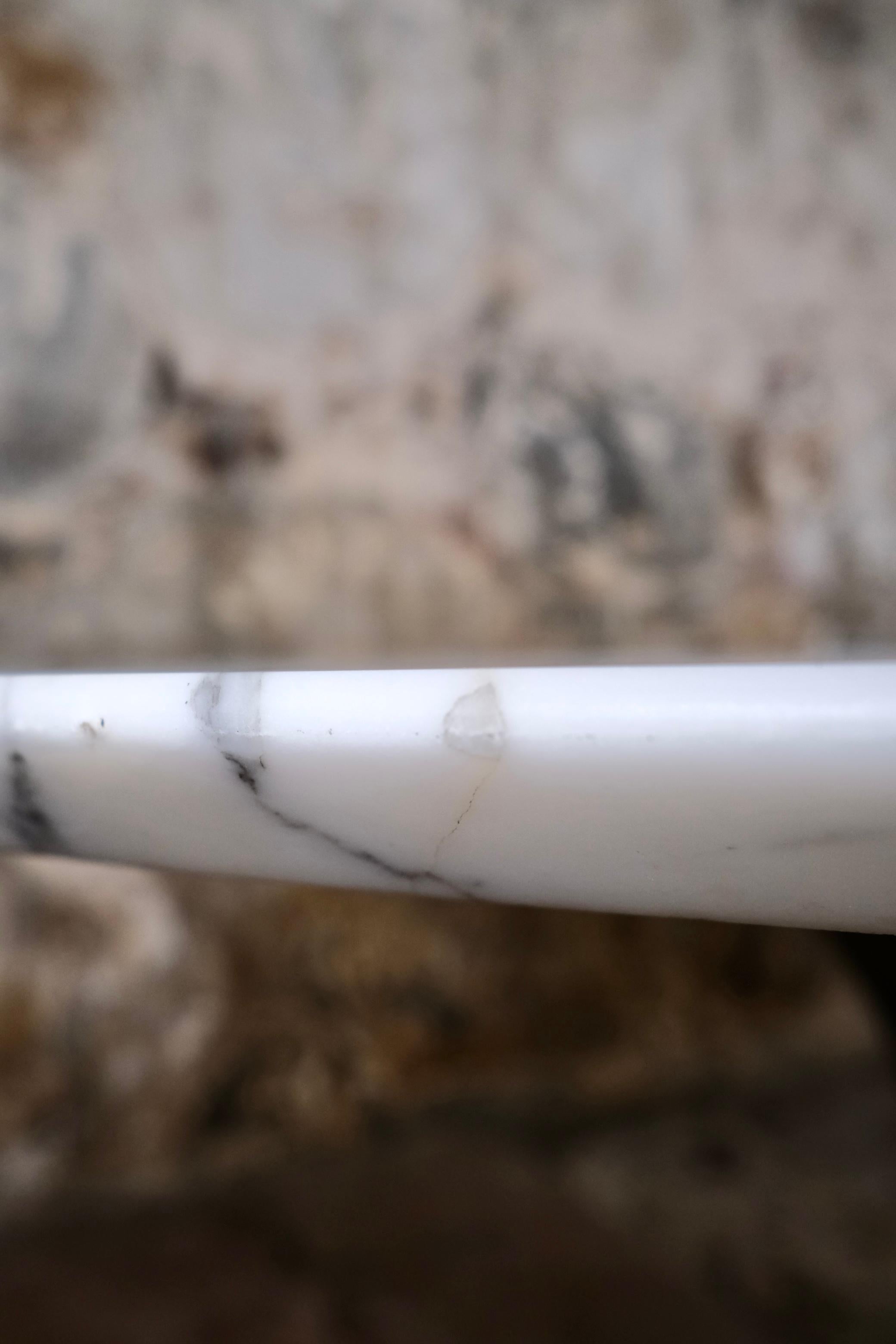 Gran mesa redonda de mármol de Carrara, fabricada en Italia, años 70 en venta 13