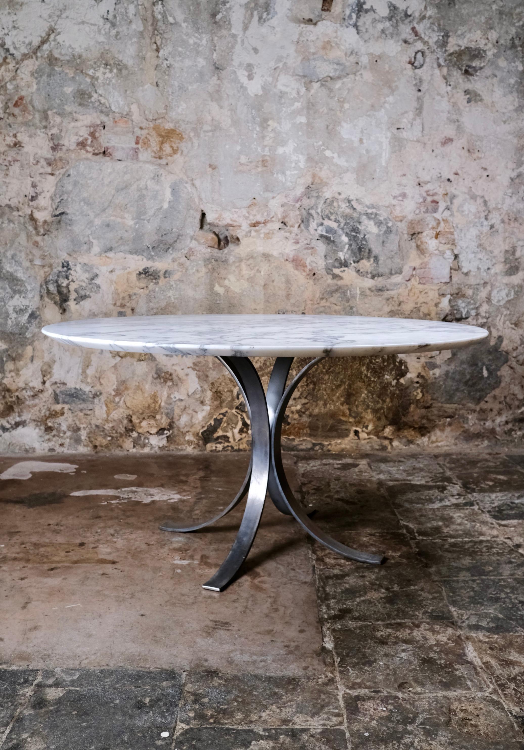 Gran mesa redonda de mármol de Carrara, fabricada en Italia, años 70 Moderno de mediados de siglo en venta